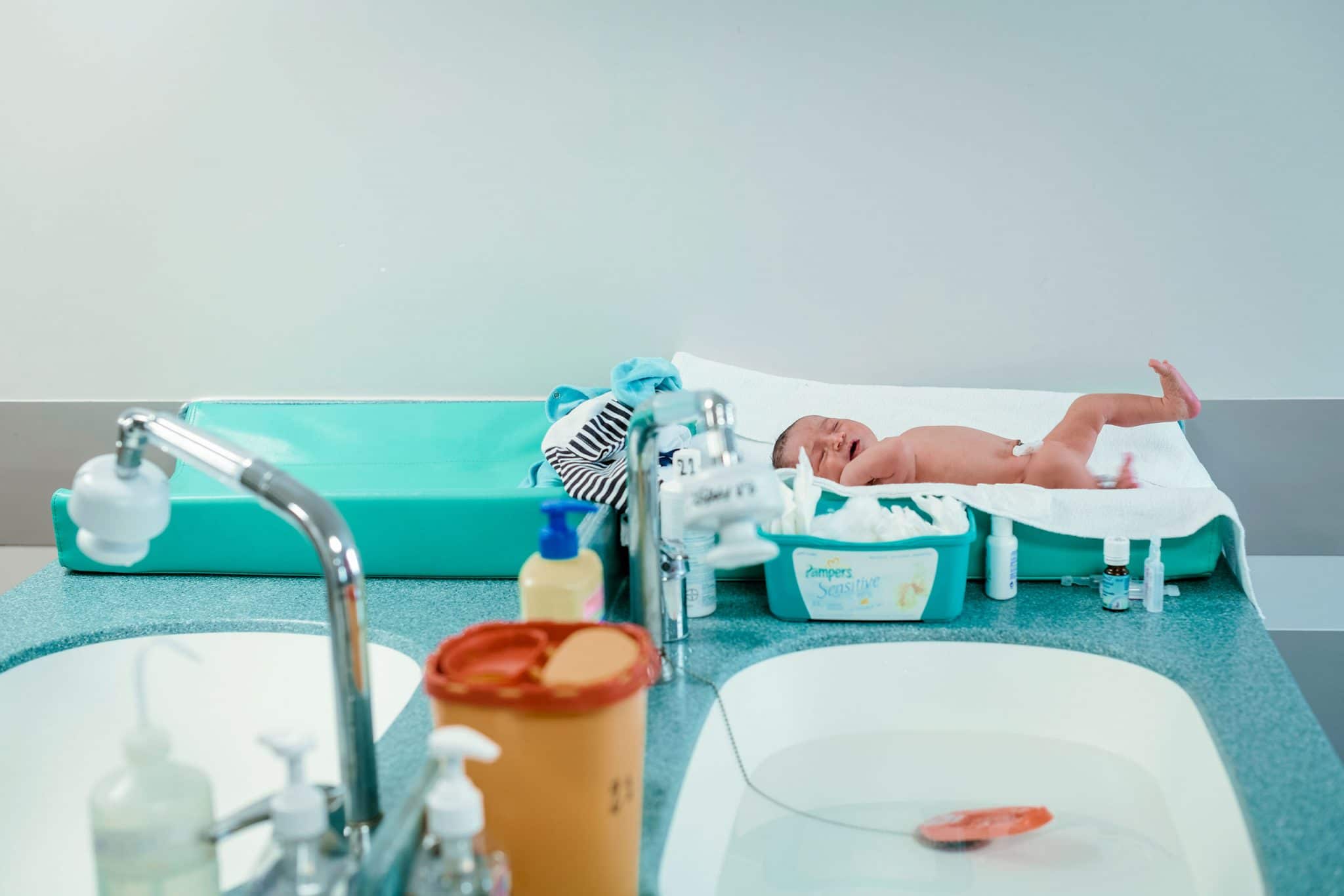 Reportage photo maternité à Paris. toilette d'un nouveau né à la maternité d'un hôpital du groupe ramsay santé