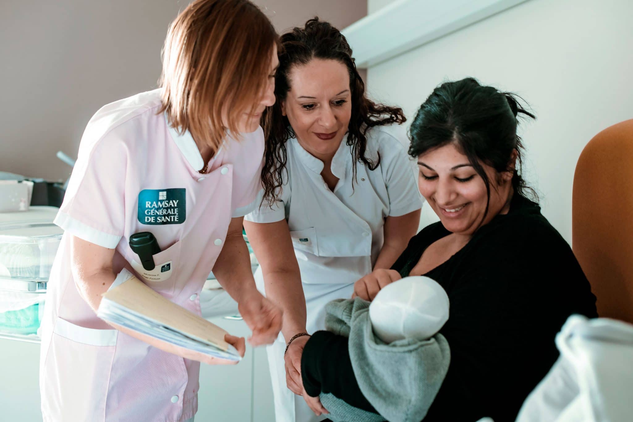Reportage médical professionnel. aide soignante et sage femme auprès de la maman d'un nouveau né chez Ramsay Santé