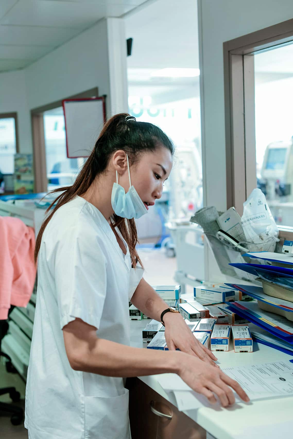 Photographe Santé. Une aide soignante dans le service des dialyses d'un hôpital Ramsay Santé