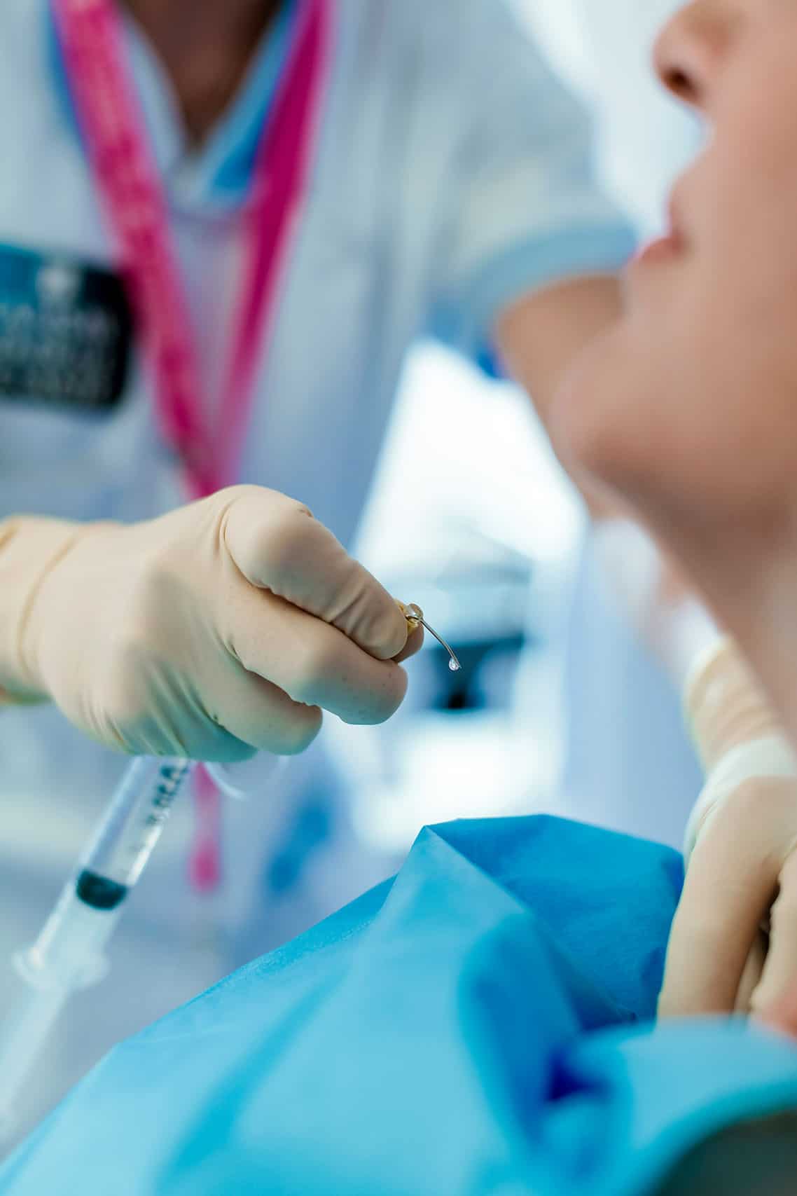 Photographe médical à Paris. préparation du patient pour lui administrer un traitement de chimiothérapie.