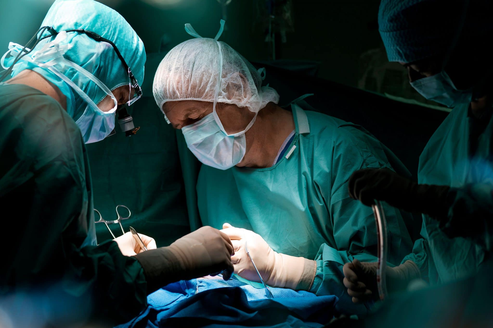 Photographe médical au bloc opératoire. Chirurgien en cour d'opération chez ramsay santé