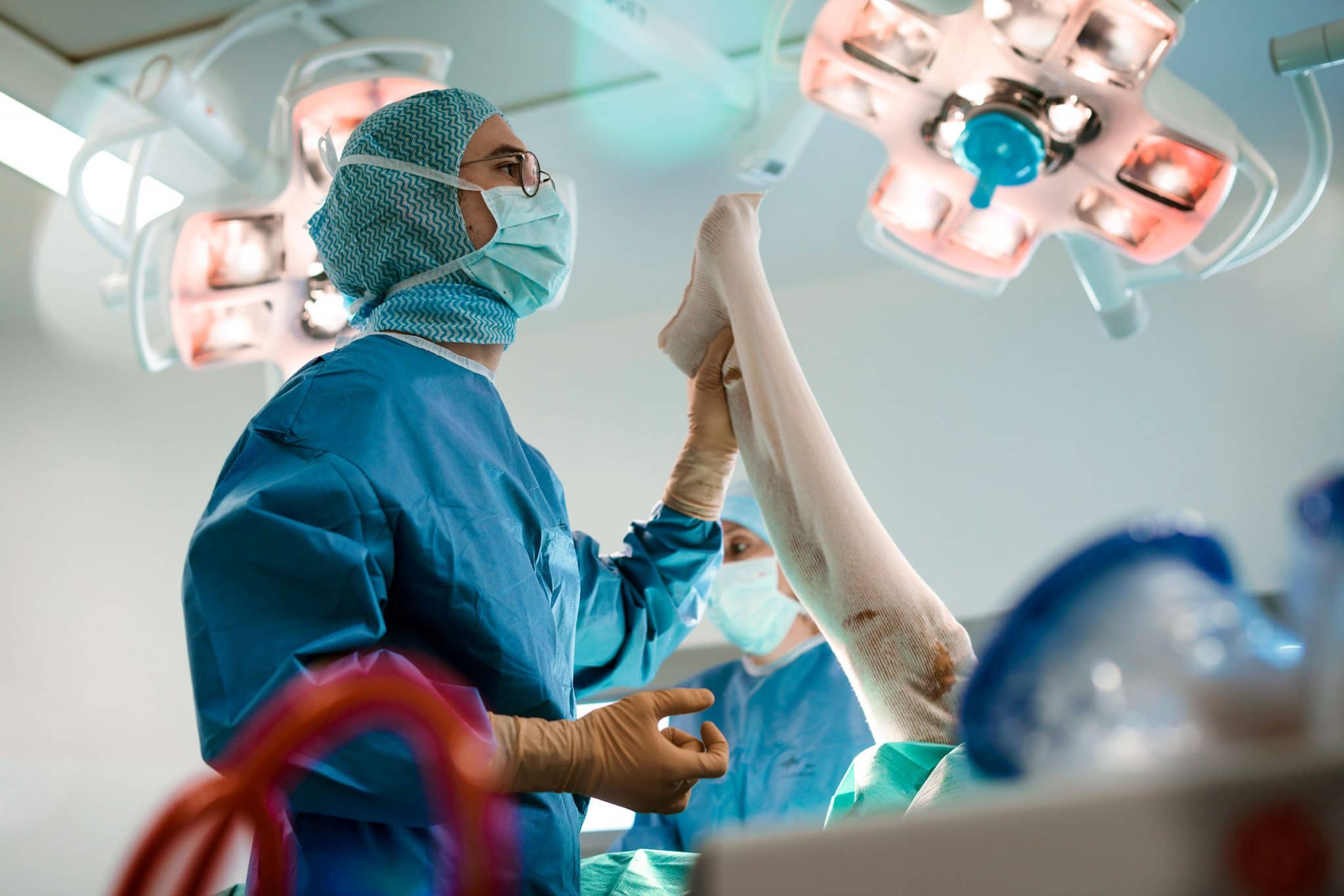 Photographie médicale à l'hôpital. Chirurgie horthopédique au bloc opératoire d'un hôpital du groupe Ramsay santé