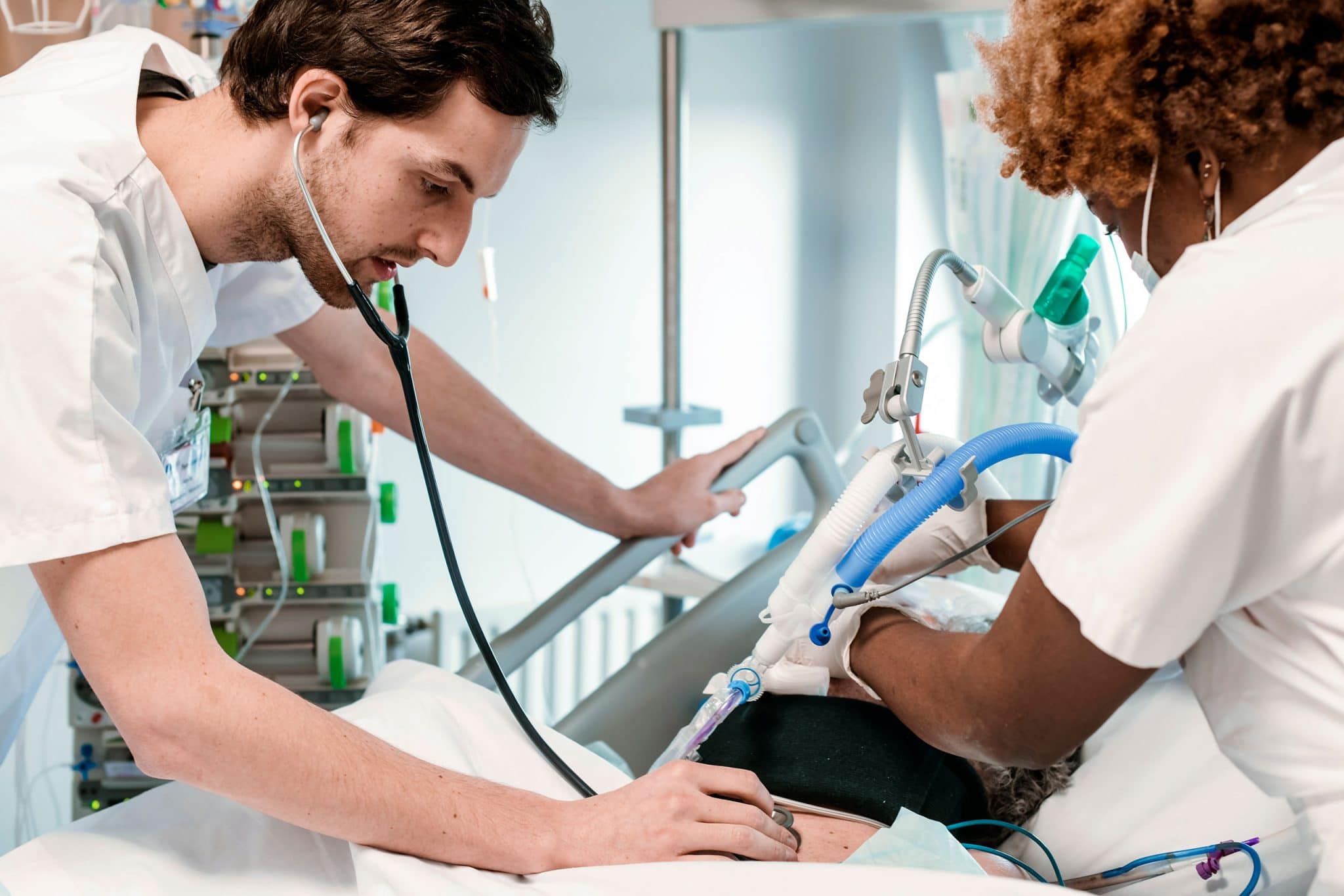 Reportage médical en hôpital. Examen d'un patient sur son lit d’hôpital chez ramsay santé