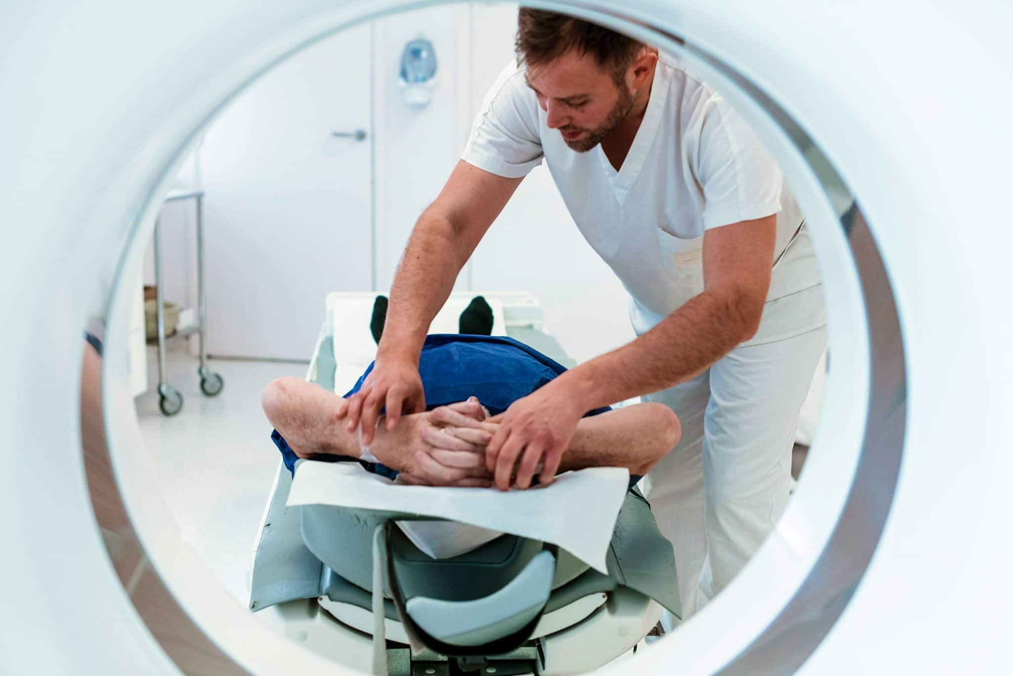 Photographe médical Paris. Préparation du patienty pour passer un scanner dans un hôpital du groupe Ramsay santé