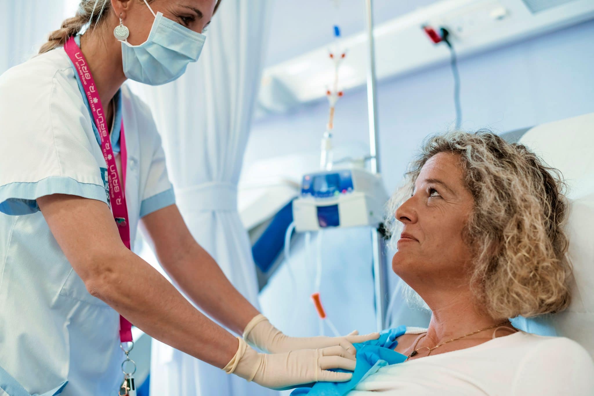 reportage photo pour Ramsay Santé. Patient hospitalisé et examiné par une infirmière