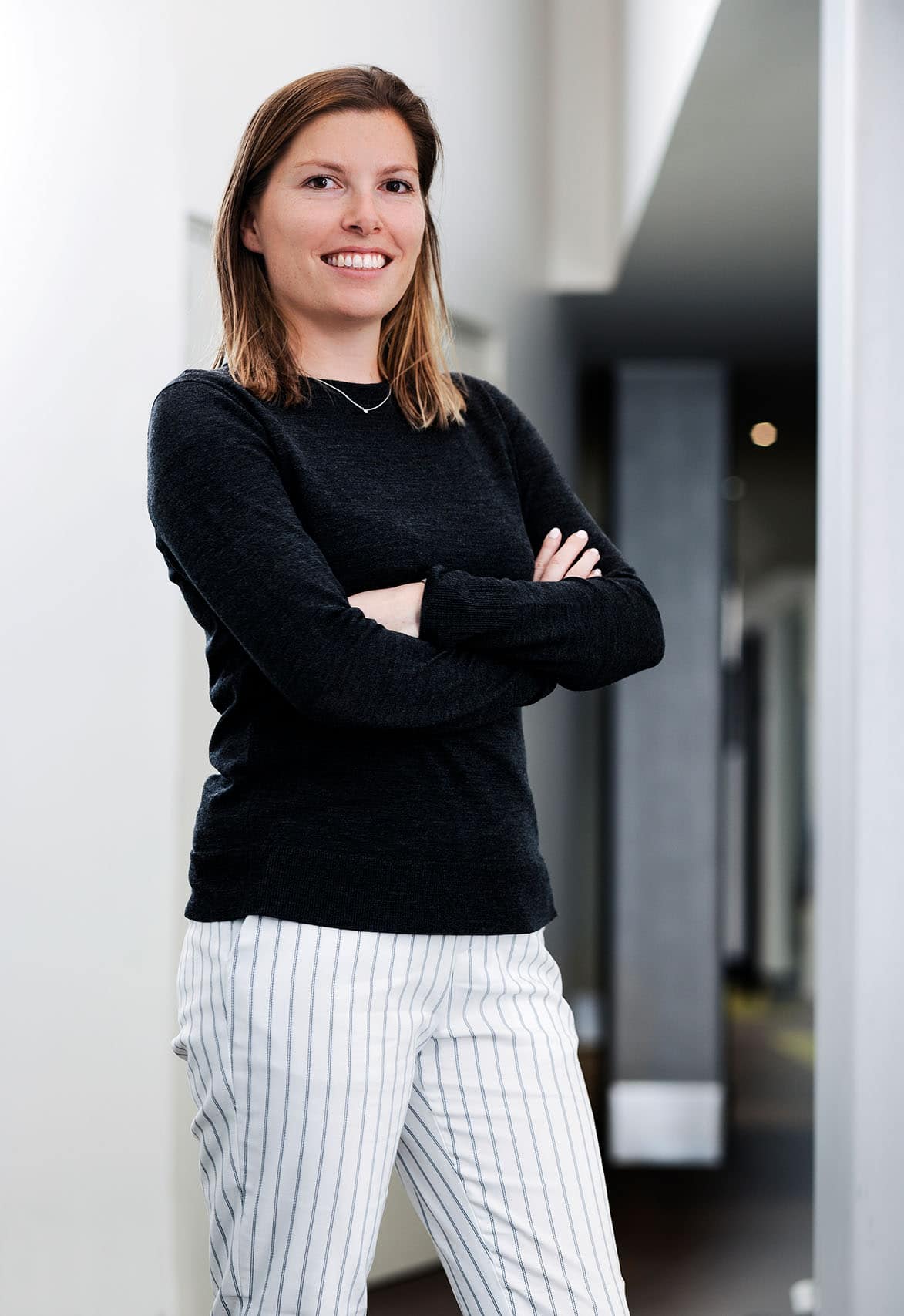 Portraits en entreprise Mi portrait corporate, mi trombinoscope. La direction de la communication du Club Med m’a demandé, via l’agence Les Petits Fabriquants, de réaliser des portraits du Comité de Direction au siège à Paris. Reinach Sophie. trombinoscope corporate pour le Club Med