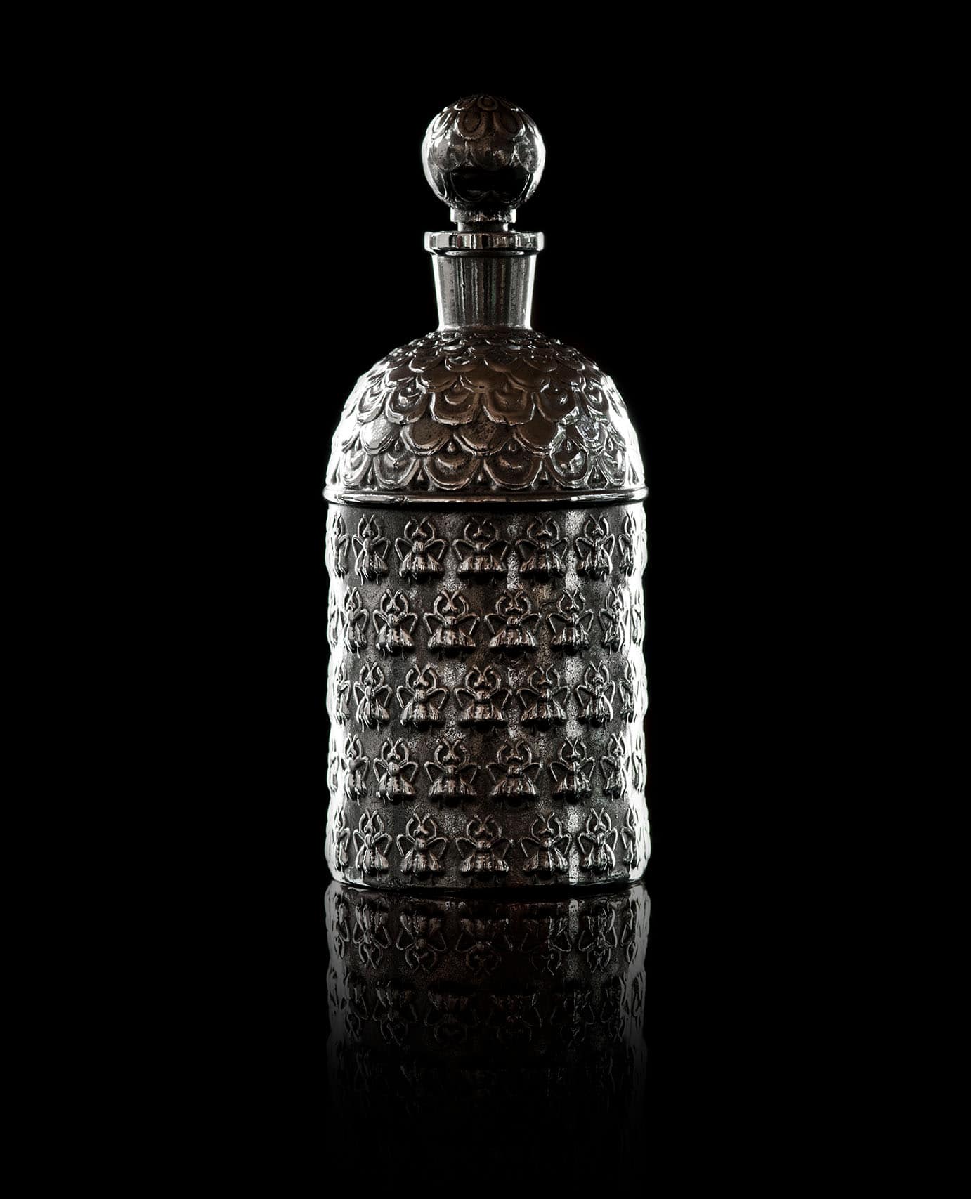 Nature morte sur fond noir de flaconnage de luxe pour MMB