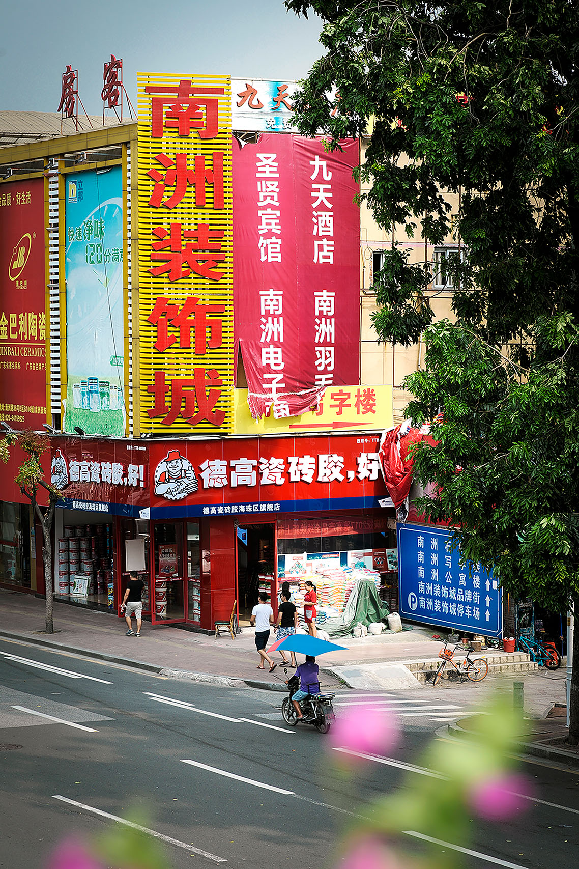 Une rue de Shanghaï avec la devanture d'un magasin Davco