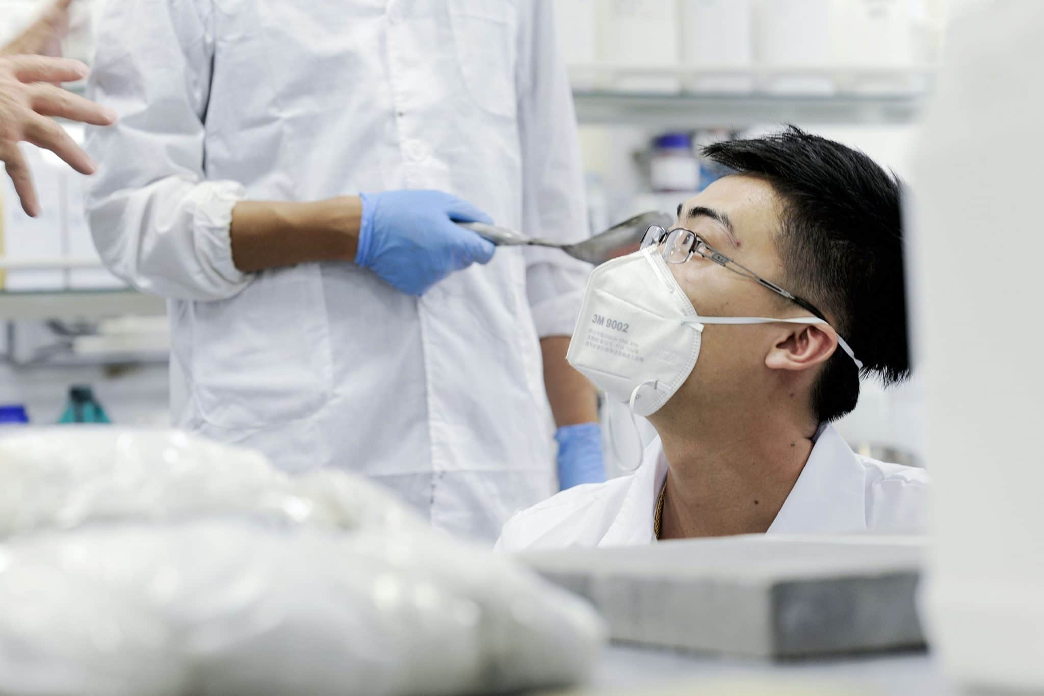 Discussion entre laborentains dans le laboratoire de recherches Davco à Shanghaï