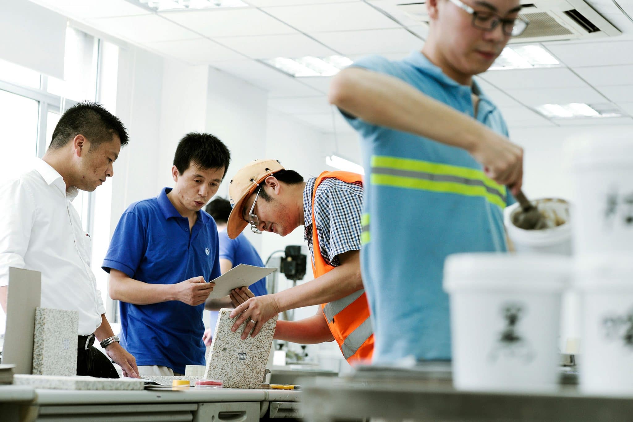 Reportage photo industriel dans les laboratoires de Davco, filiale de Parex Groupe à Shanghaï en Chine.