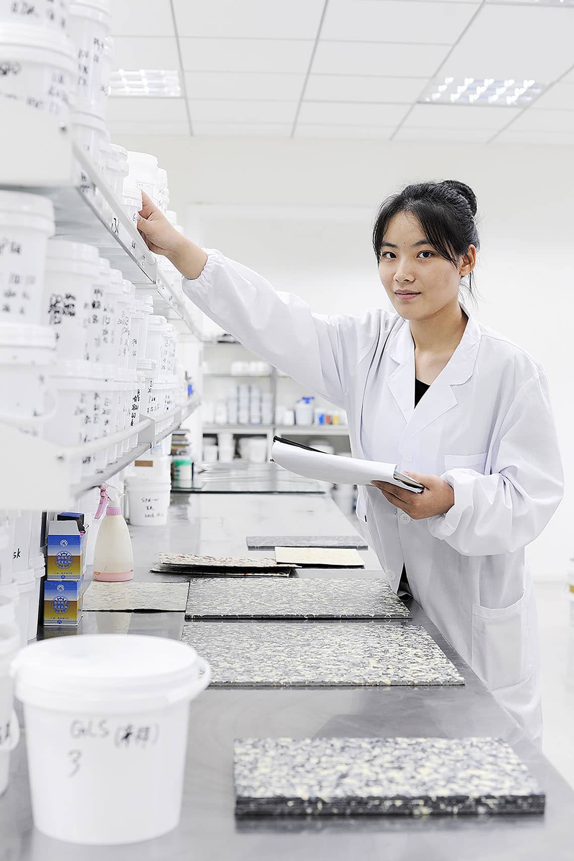 Portrait d'une employée de Davco dans les laboratoires de recherche à Shanghaï en Chine