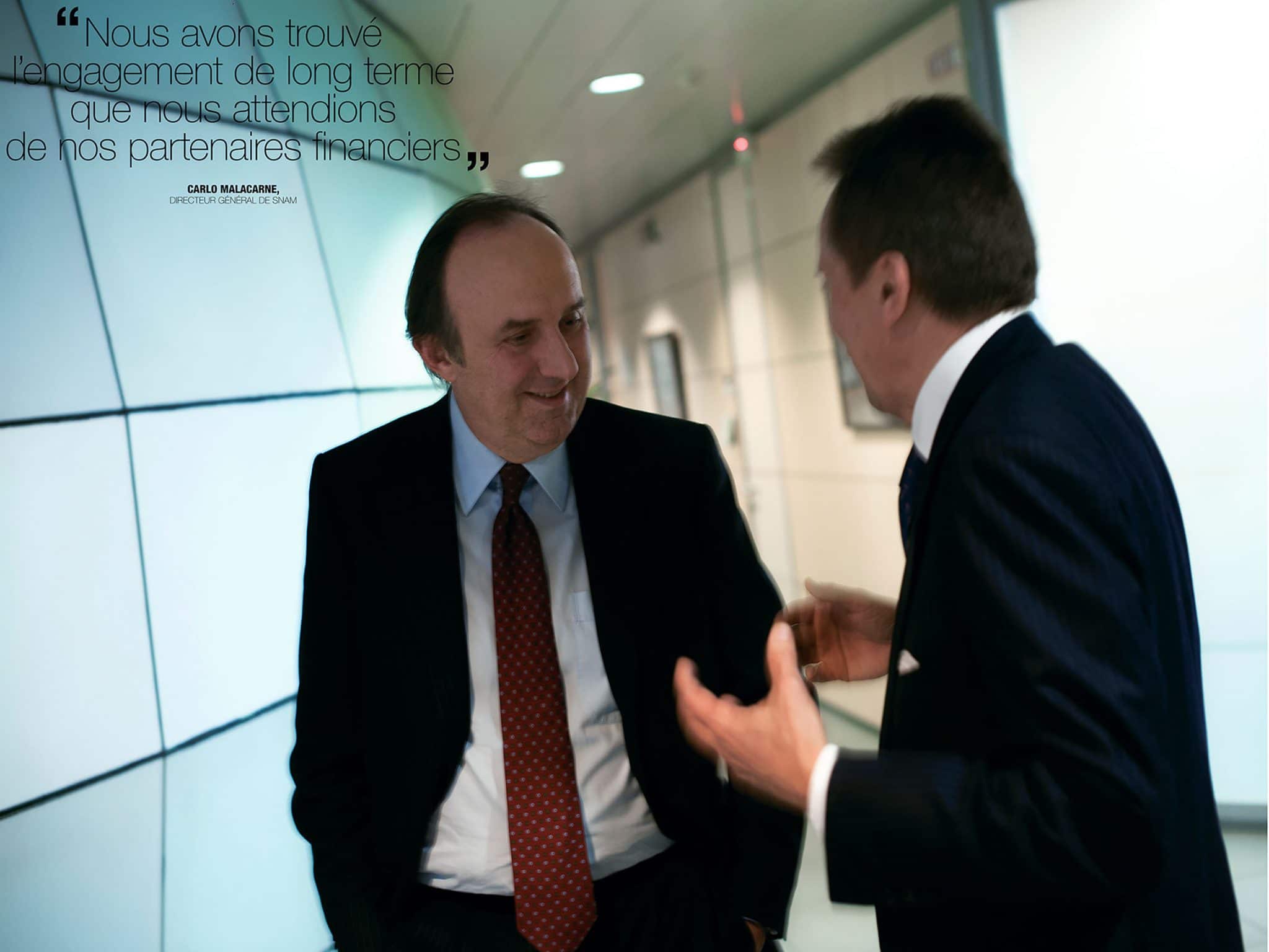 portrait corporate en discussion de Carlo Malacarne pour le rapport annuel de la Société Générale. reportage du photographe corporate Patrick Sordoillet