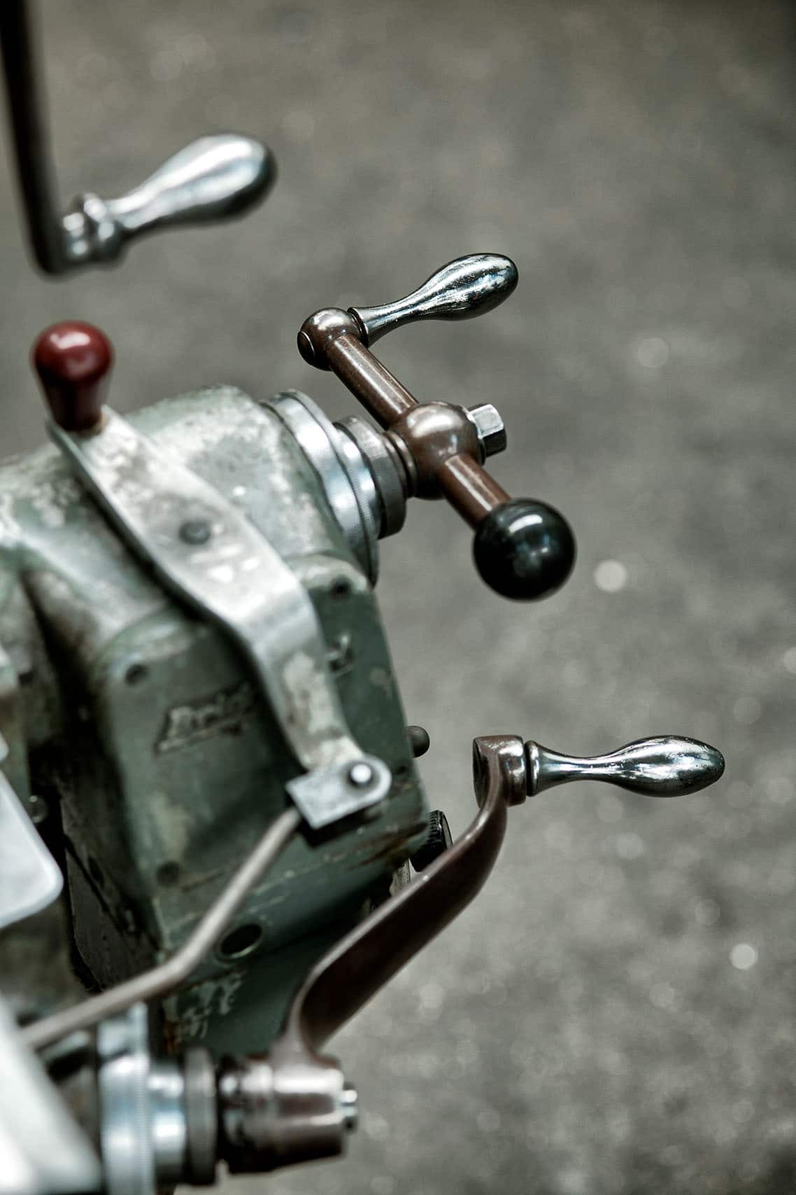 détail d'une machine dans l'usine du groupe Thirard en Picardie