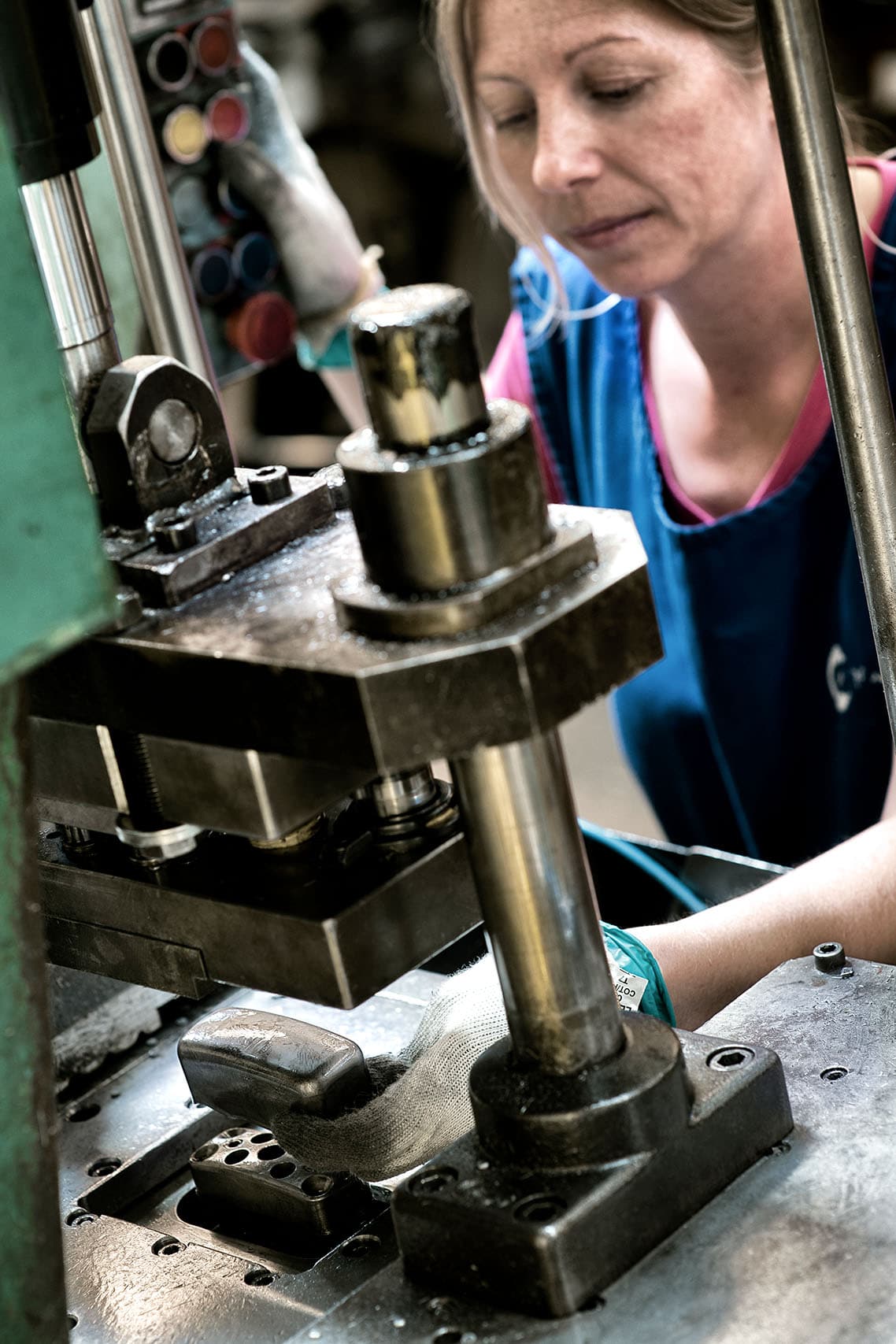 ouvrière au travail dans l'usine du groupe Thirard