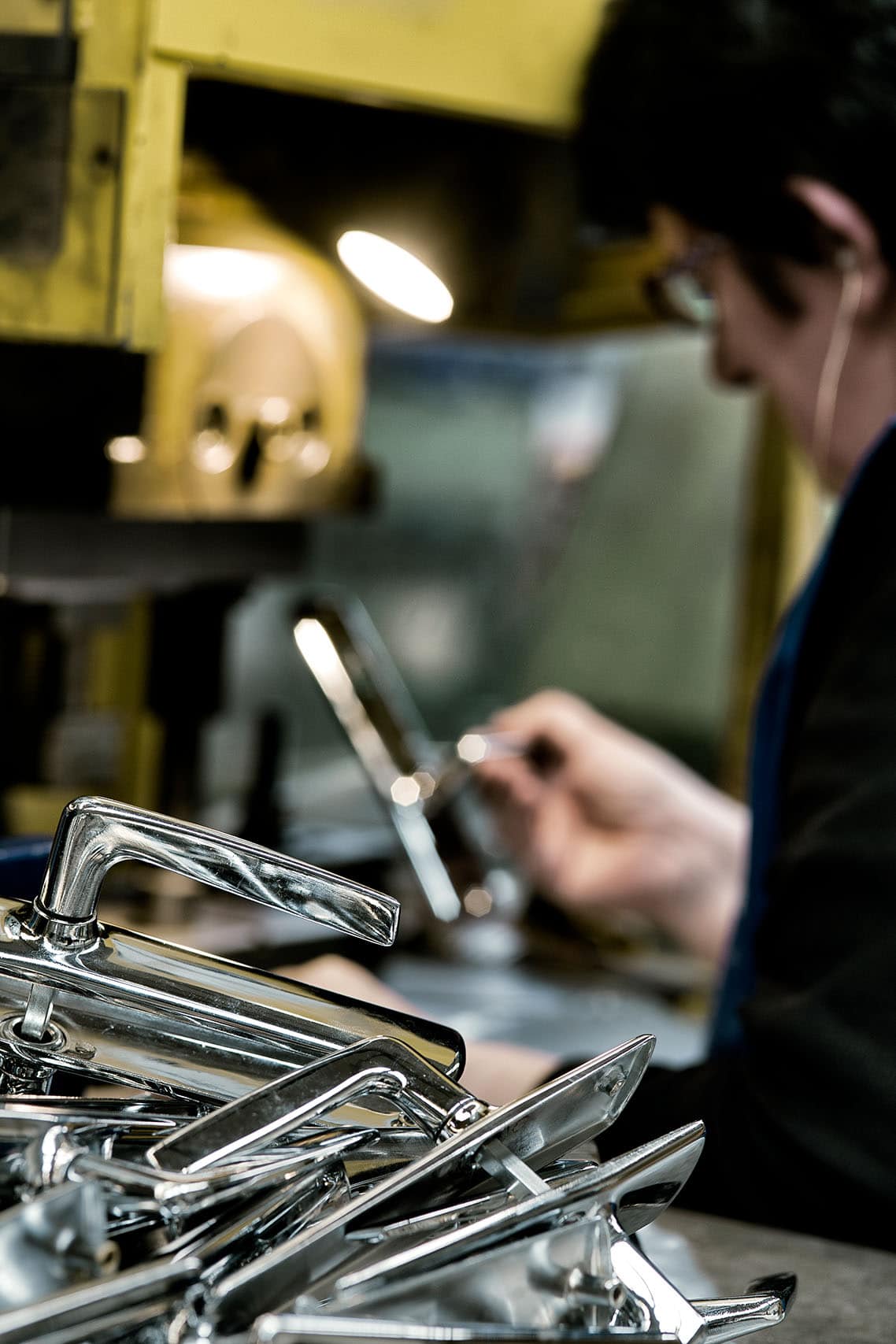 Contrôle qualité des serrures en cour de montage dans l'usine du groupe Thirard.