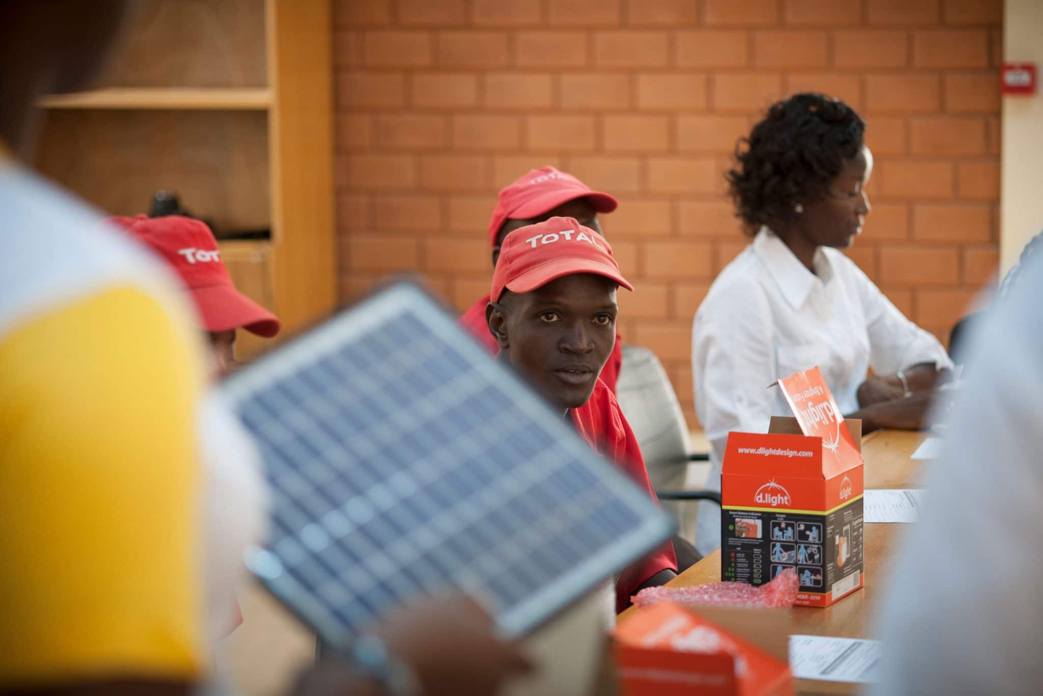 Au siège de Total à Ouagadougou, formation des hôtesses et des pompistes à la vente des lampes solaires Awango By TotalEnergies