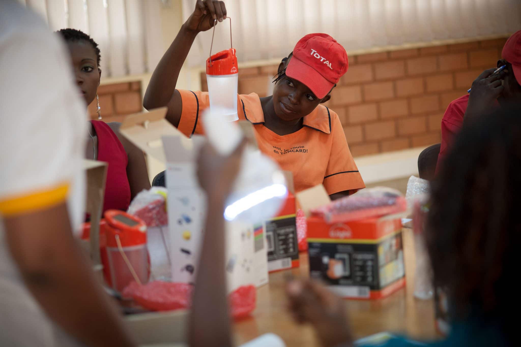 Au siège de TotalEnergies à Ouagadougou, dans la salle de réunion, formation des hotesses et des pompistes à la vente des lampes AWANGO by Total