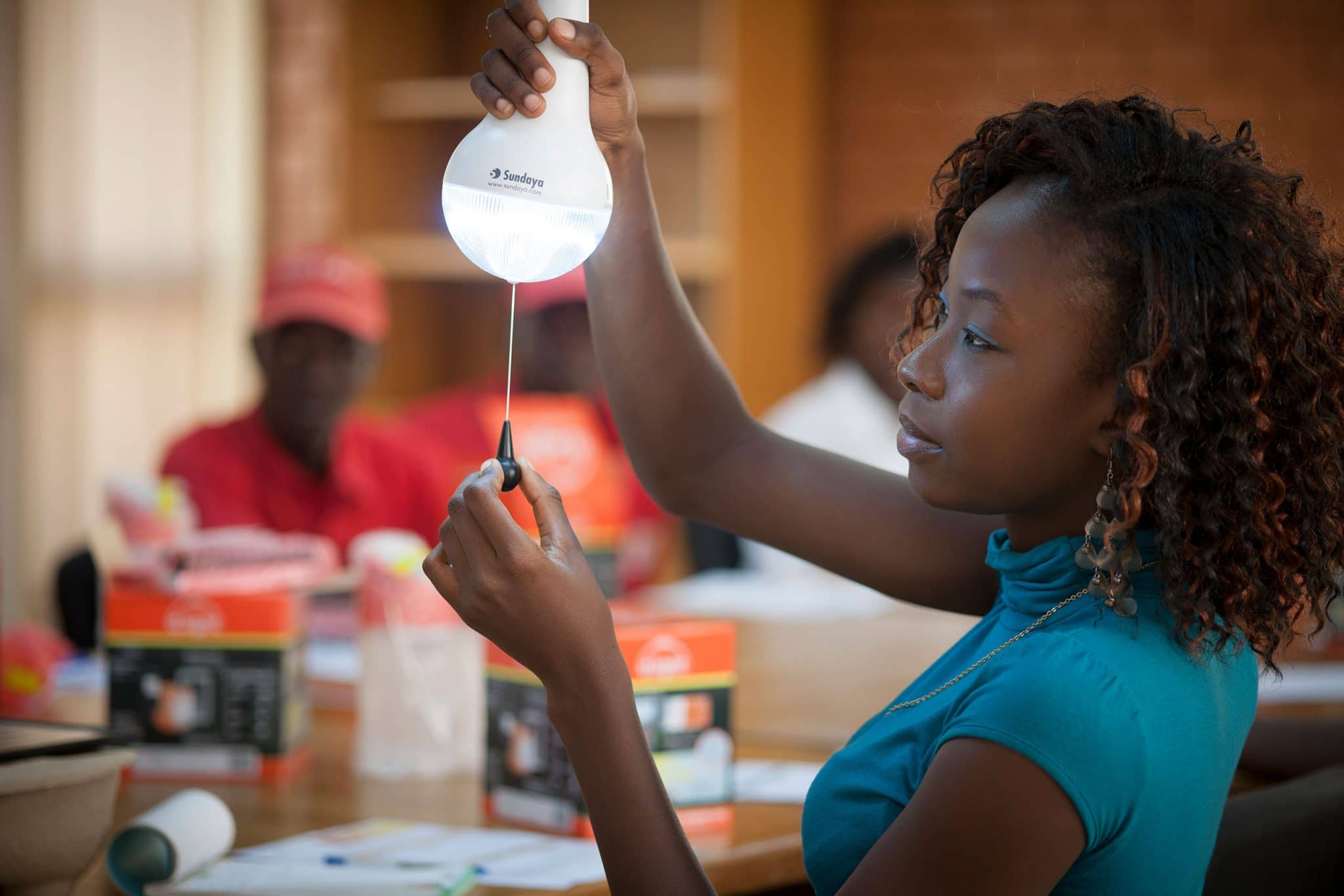 Formation des démonstratrices sur le fonctionnement des lampes solaires AWANGO by TotalEnergies. reportage photo corporate en Afrique