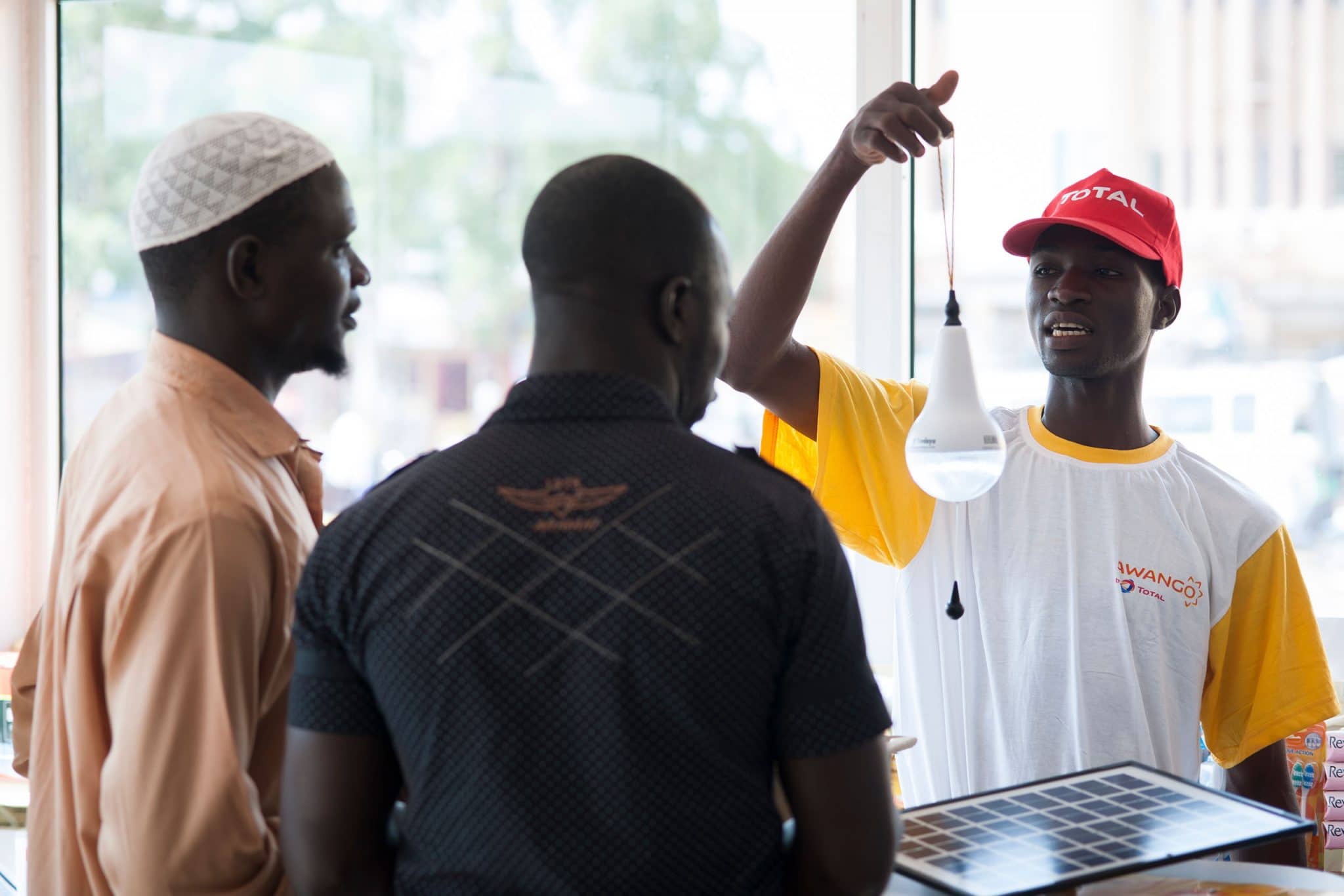 Ventes de lampes et panneaux solaires en station service à Ouagadougou. Photographe en Afrique