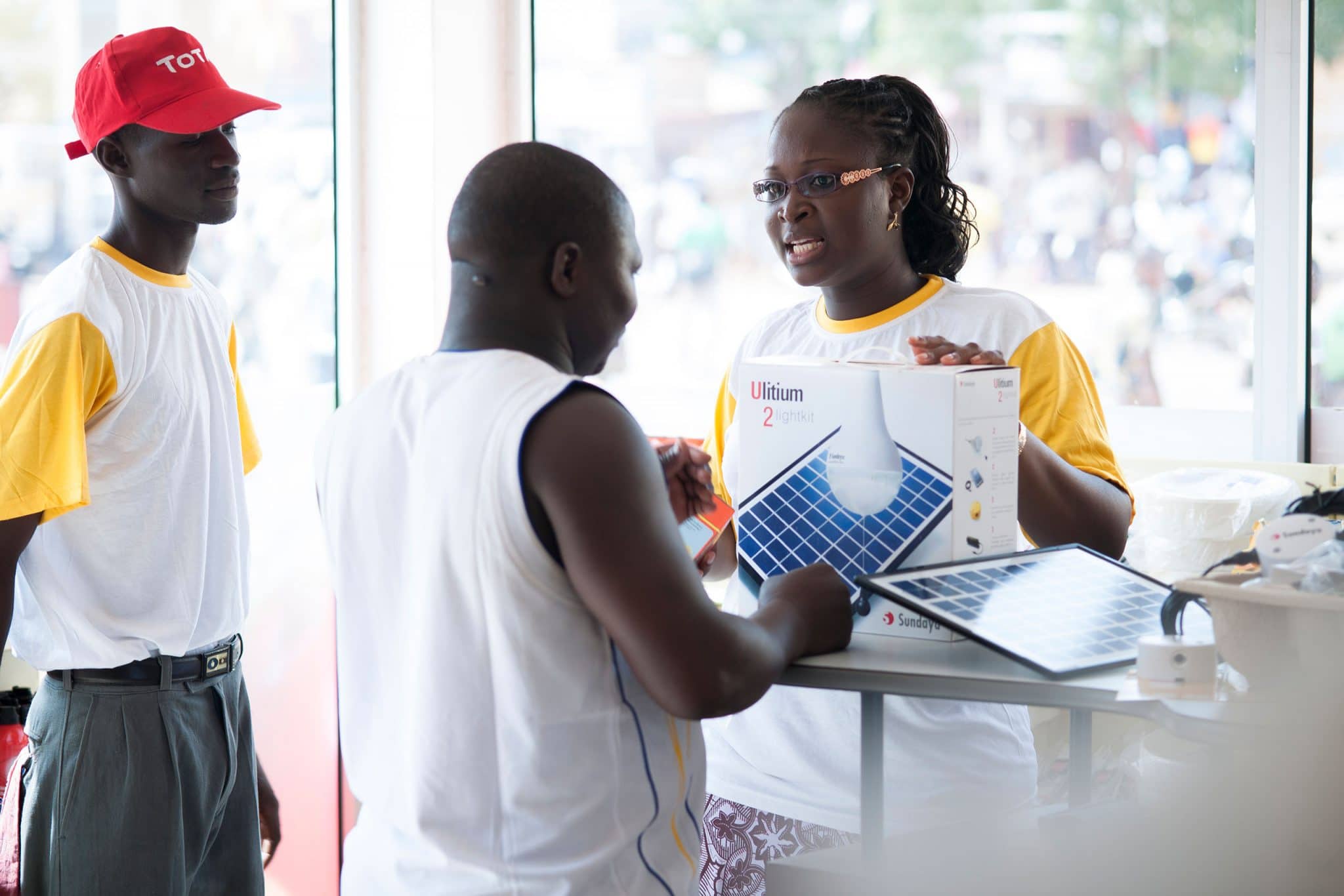 reportage photo corporate pour TotalEnergies en station service sur la promotion des lampes solaires awango by TotalEnergies