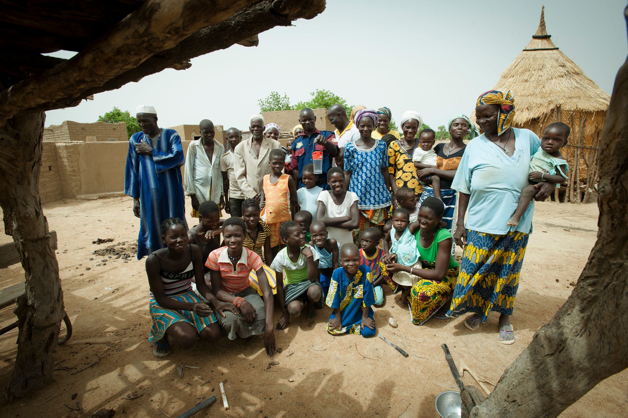 Dans la brousse, à une dizaine de kilomètres de Zorgho, au Burkina Faso, toute la famille du gardien de la station Monsieur Kaboré dont la vie a changé grace aux lampes solaires Awango By TotalEnergies