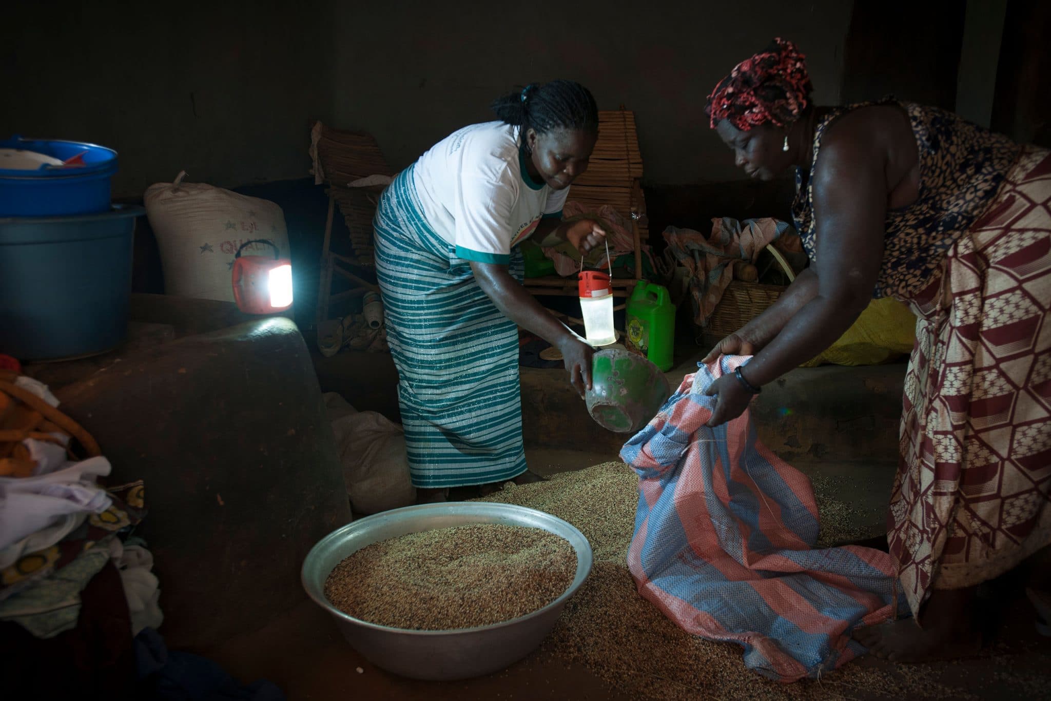 A Réo, à 120km de Ouagadougou, chez Jeanne KANYALA et sa tante Joel BASSOLE. Elles continuent le trie du grain de nuit grace aux lampes. Awango by TotalEnergies