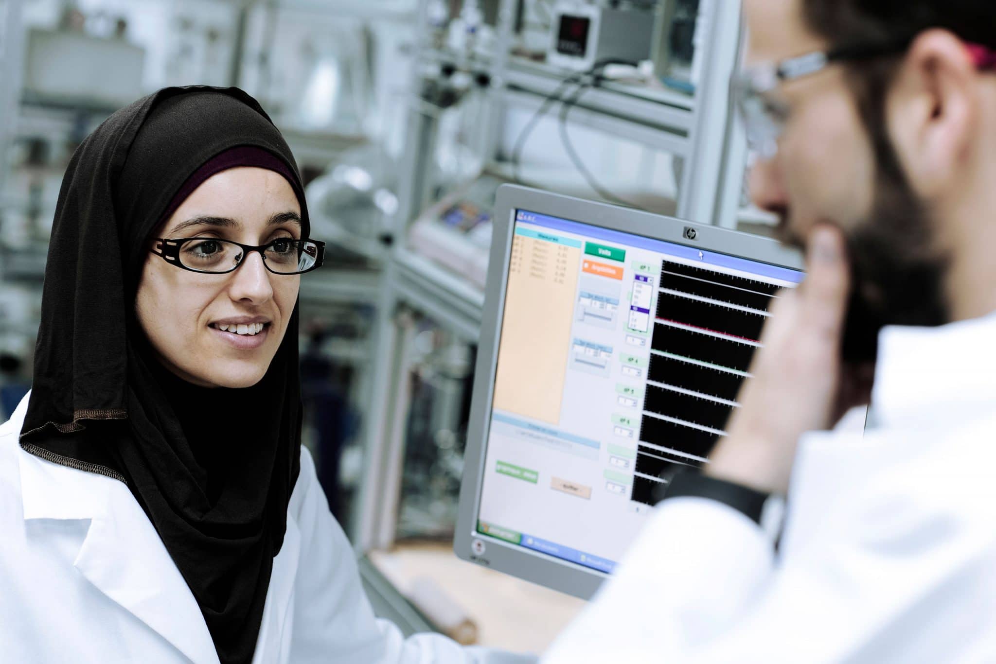 ambiance de travail dans le laboratoire de recherche de TotalEnergies à Doha par le photographe industriel Patrick Sordoillet