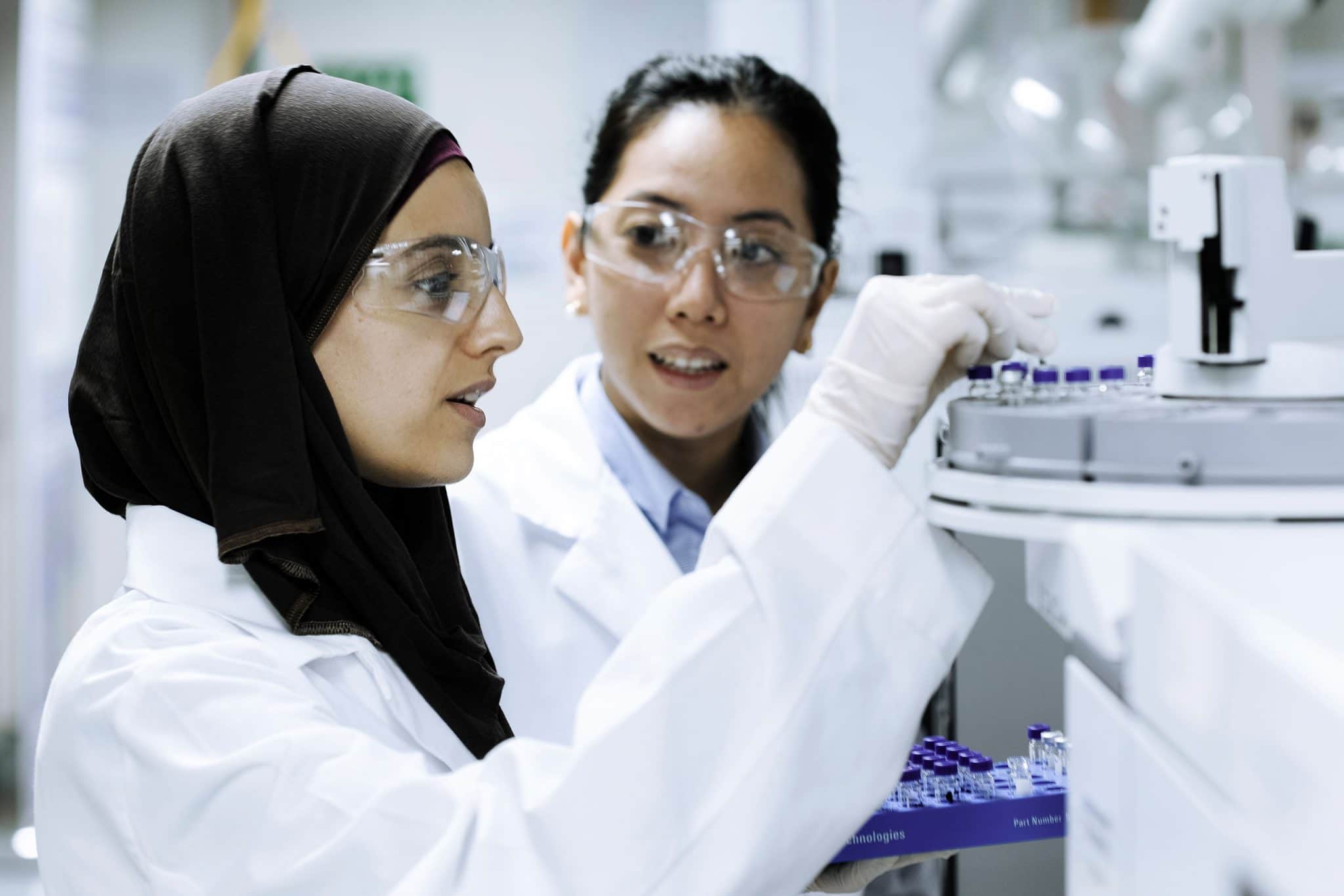 chercheuses du centre de recherche TotalEnergies à Doha au Qatar