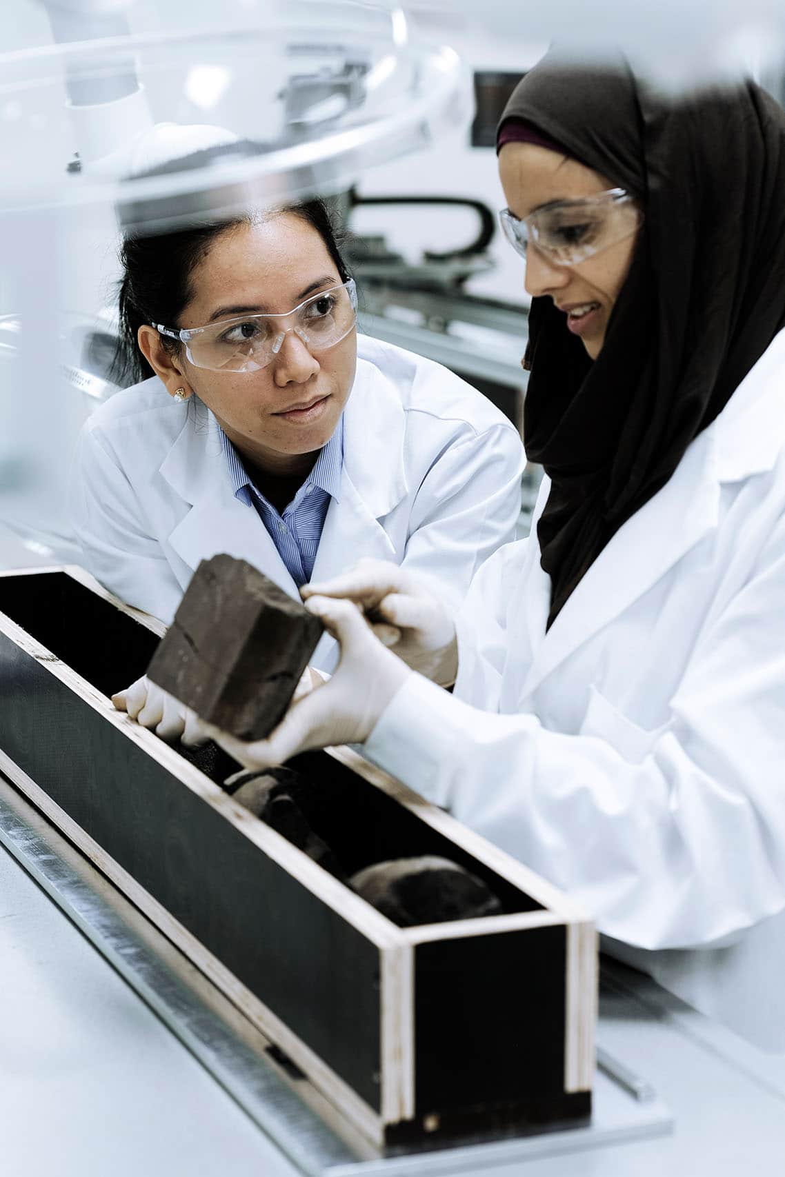 Reportage photo dans les laboratoires de recheche au Qatar pour TotalEnergies par le photographe industriel patrick Sordoillet