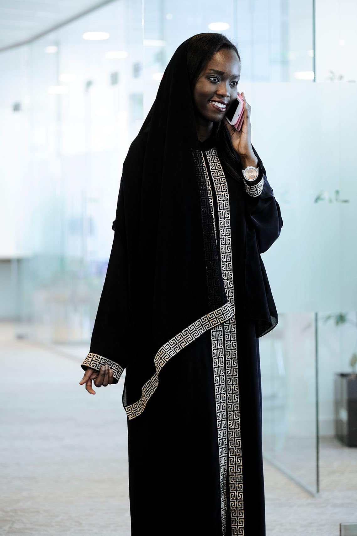 Employée de TotalEnergies en tenue traditionnelle au siège du groupe à Doha au Qatar