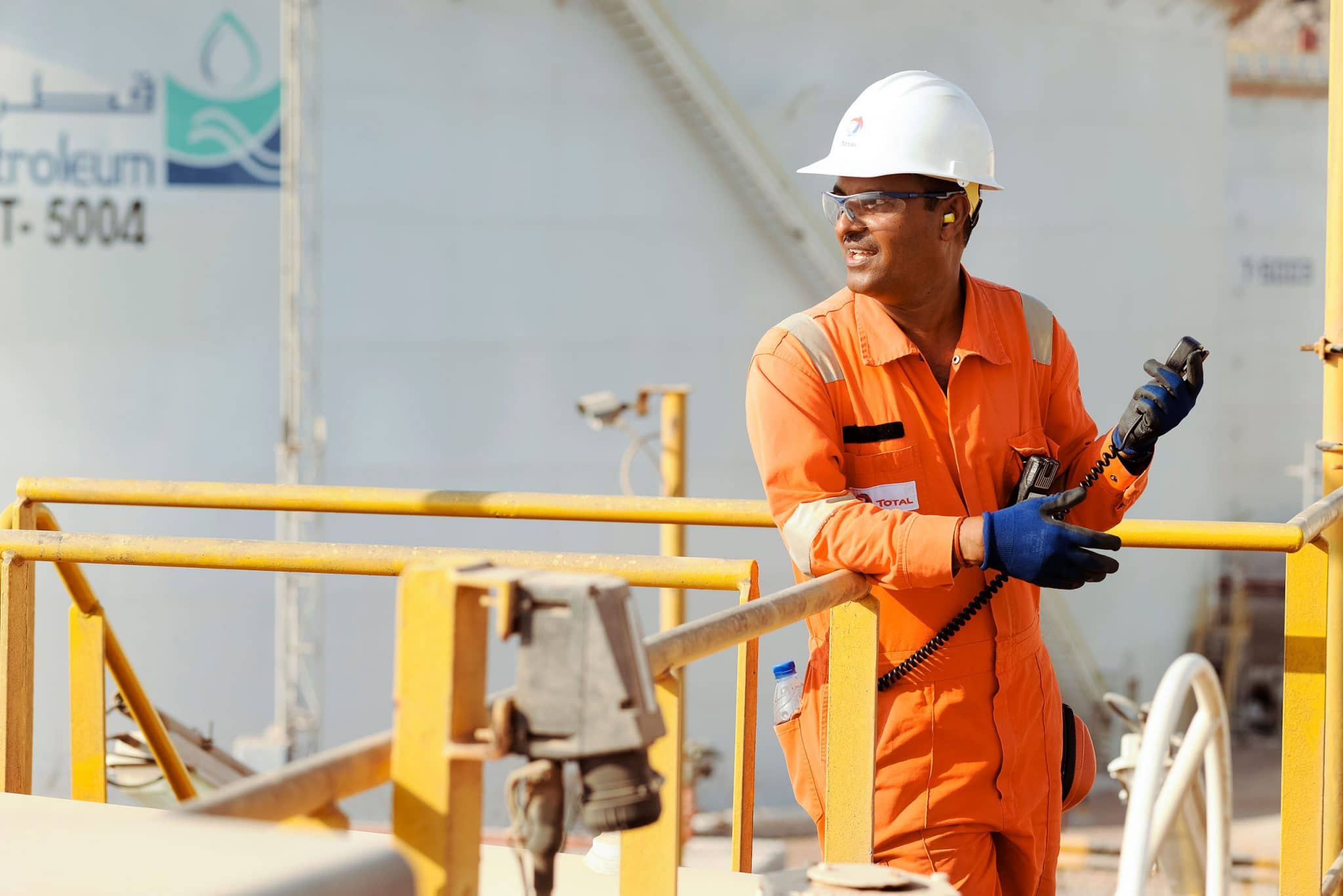 Surveillance du terminal de chargement de pétrole par un emploué de TotalEnergies au Qatar sur Alul Island