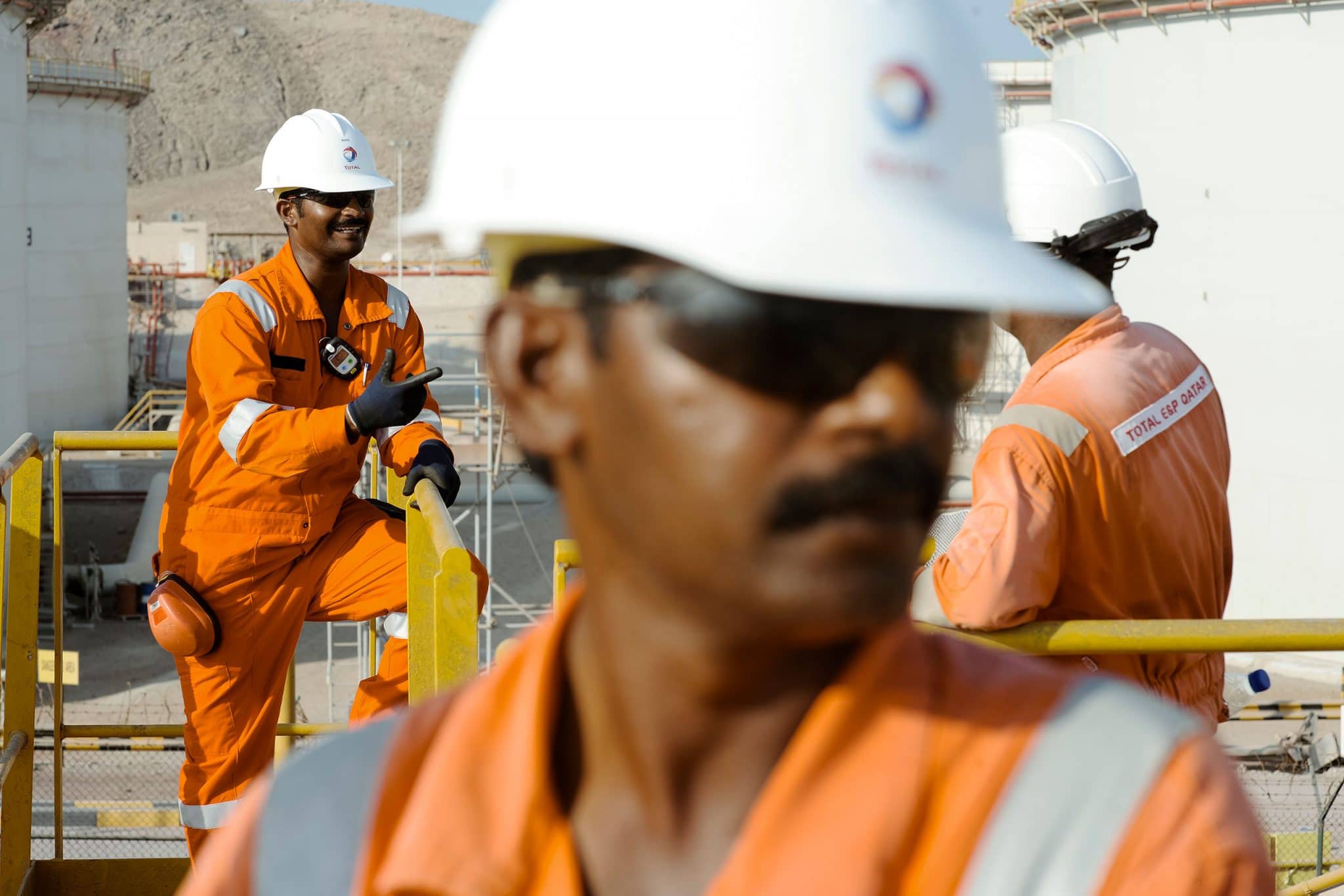 Ouvriers TotalEnergies dans la zone de stockage du pétrole sur Alul Island au qatar