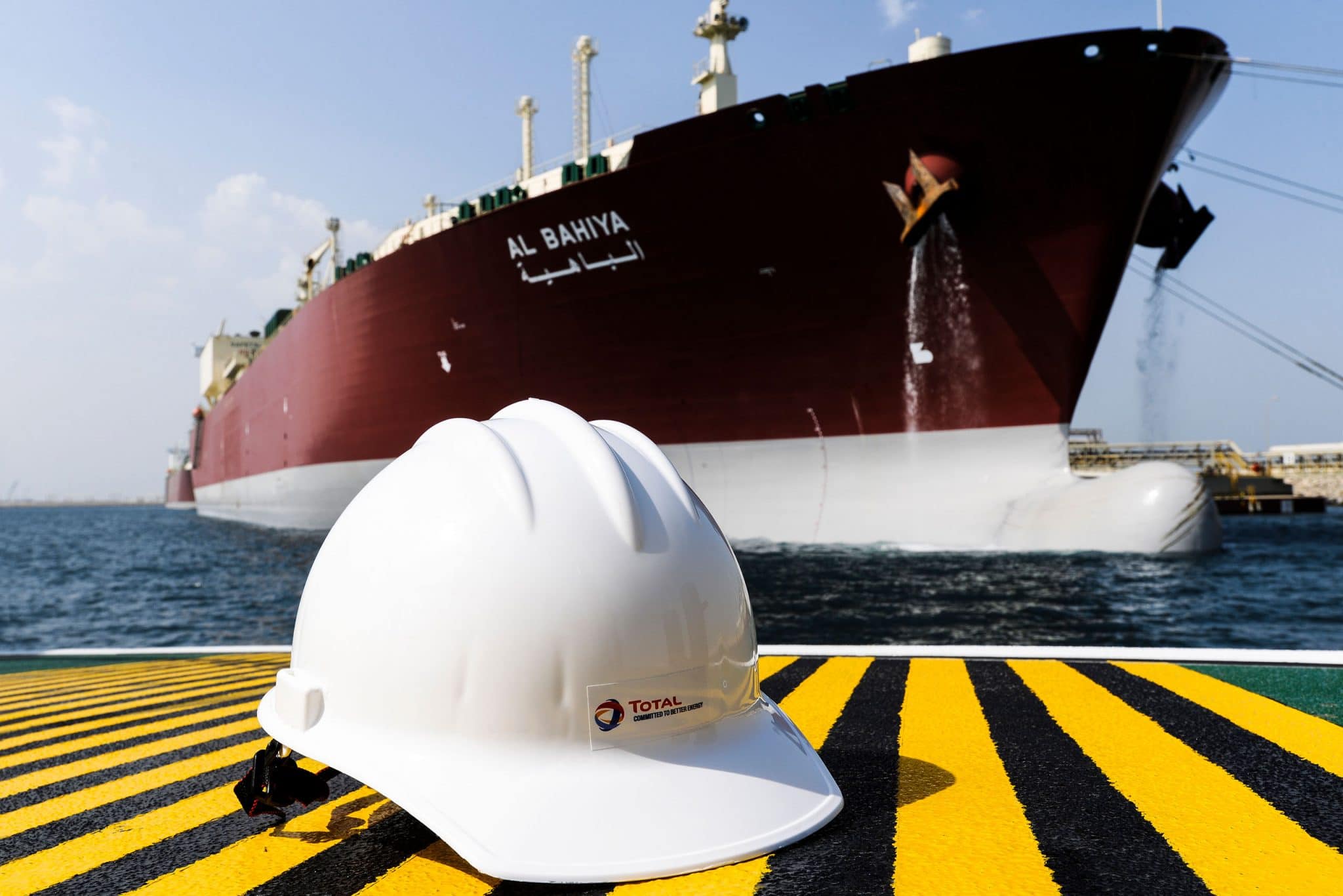 reportage à Ras Laffan au Qatar pour TotalEnergies. Photographe industriel dans le monde entier certifié Basic Offshore Safety Induction and Emergency Training.