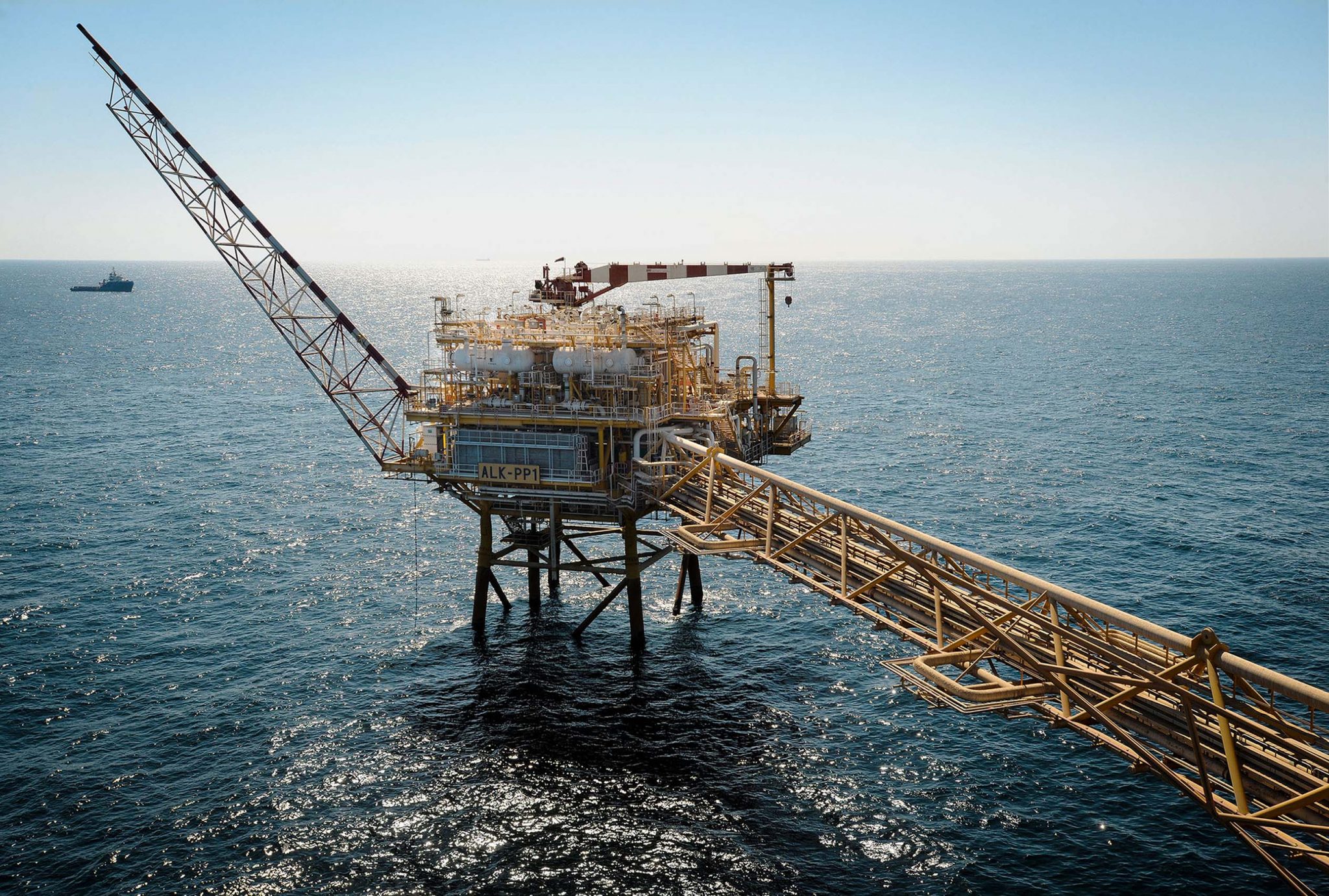Photographe industriel basé à Paris certifié Basic Offshore Safety Induction and Emergency Training. Reportage offshore Au Qatar pour TotalEnergies sur une plateforme de forage pétrolier.