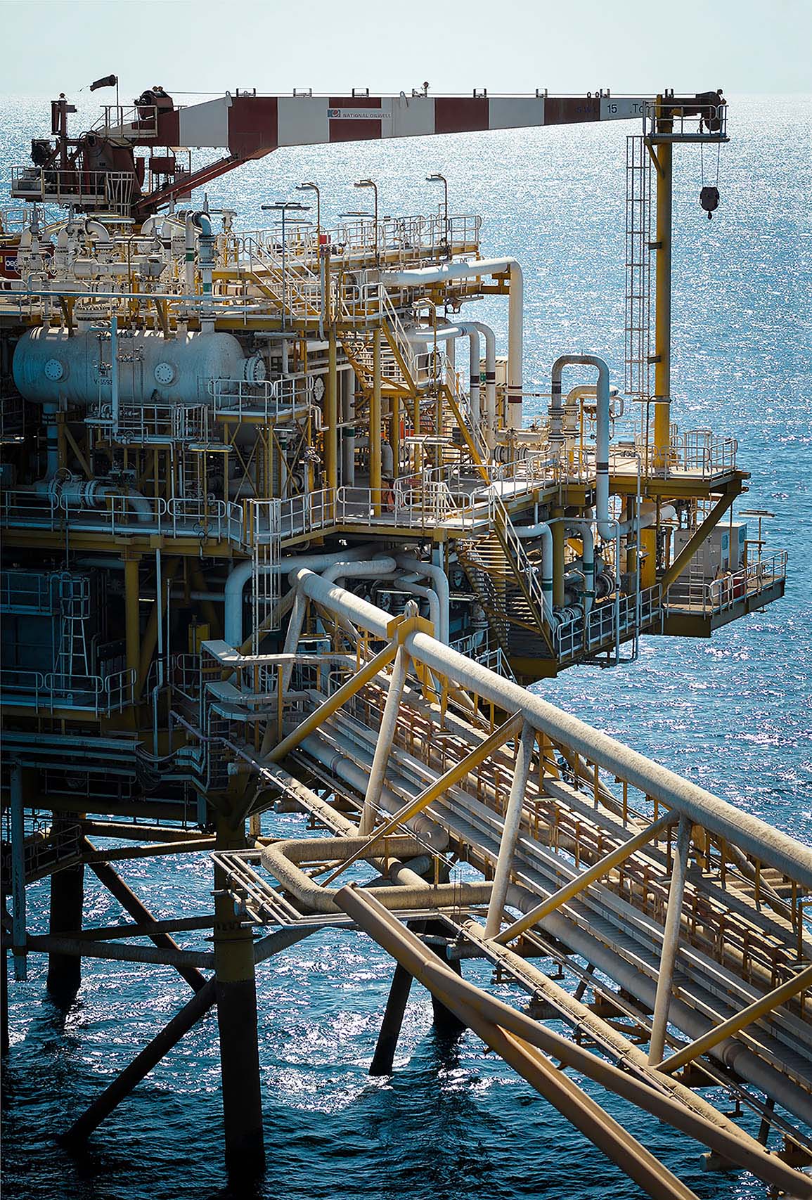 Raffinerie sur la palteforme de forage Paragon L 1115 pour TotalEnergies. Photographe industriel professionnel certifié Basic Offshore Safety Induction and Emergency Training.