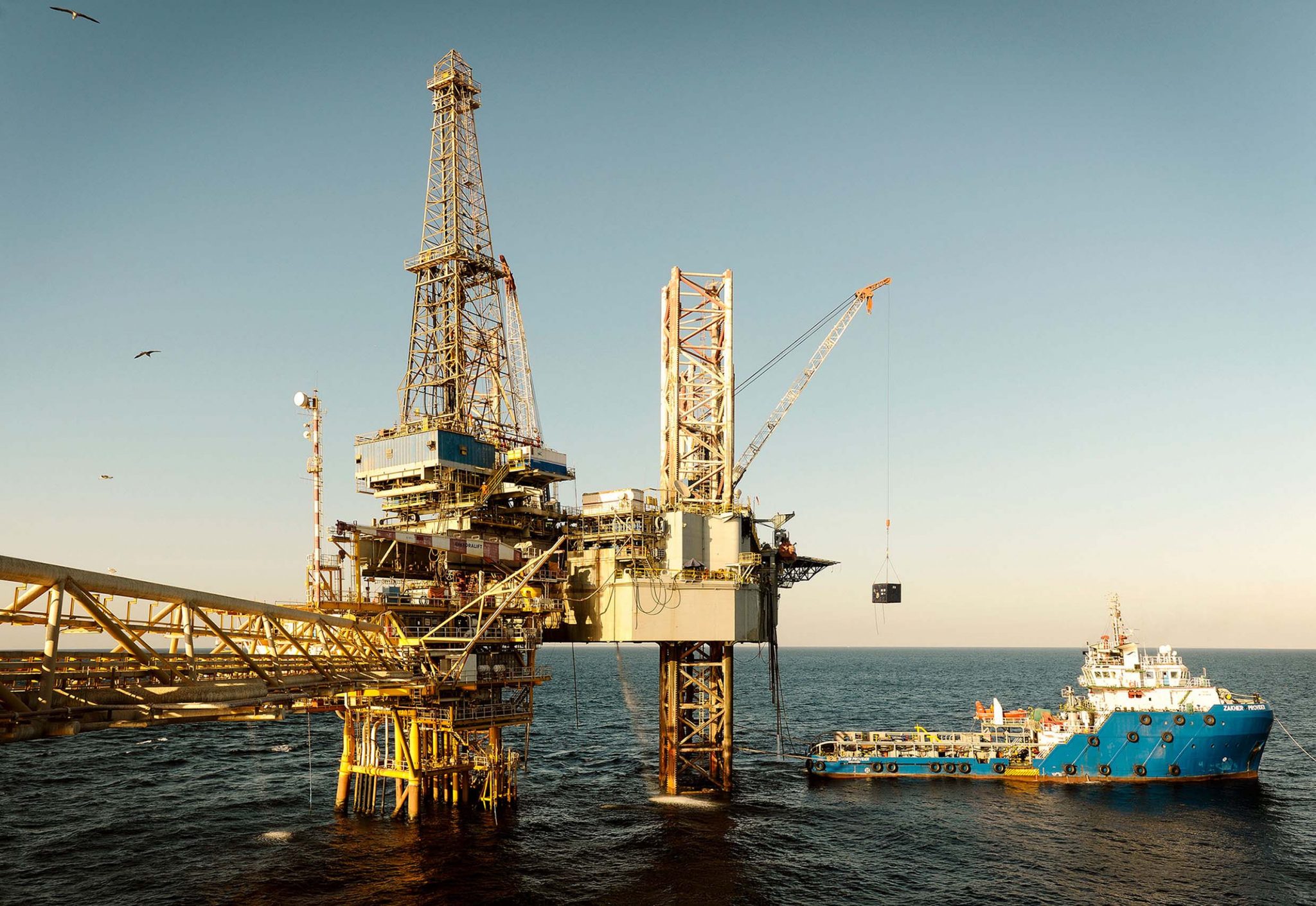 Photographe industriel certifié Basic Offshore Safety Induction and Emergency Training. Bateau d'assistance au ravitaillement de la plate forme de forage Rig paragon L 1115 pour TotalEnergies au qatar