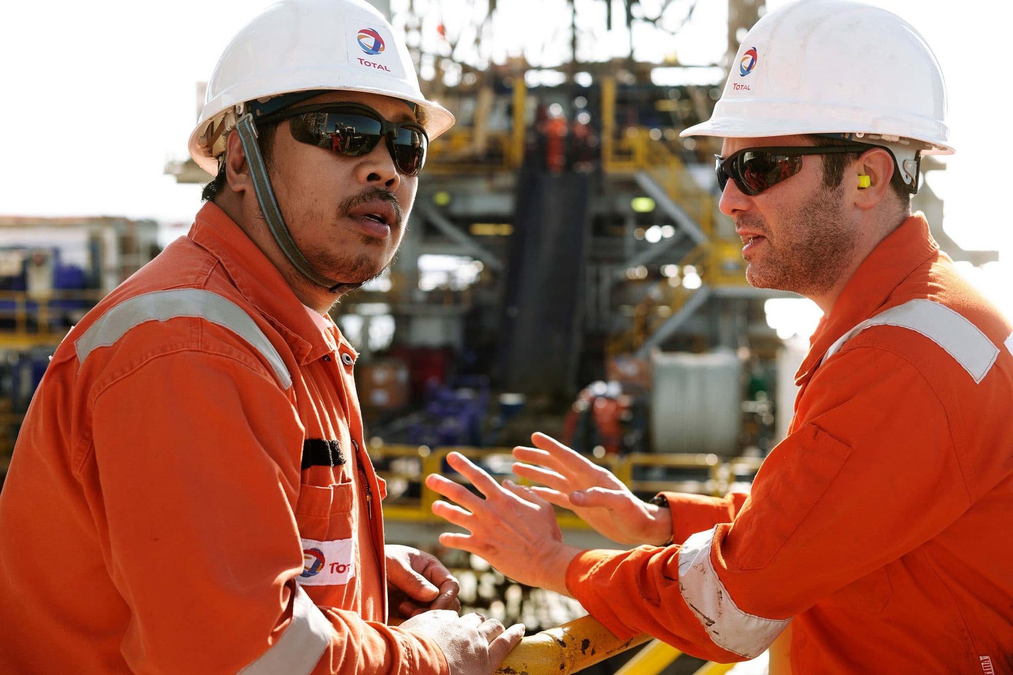 Photographe reporter certifié Basic Offshore Safety Induction and Emergency Training. Reportage photo industriel offshore pour TotalEnergies au large du Qatar sur la plateforme de forage Paragon L1115