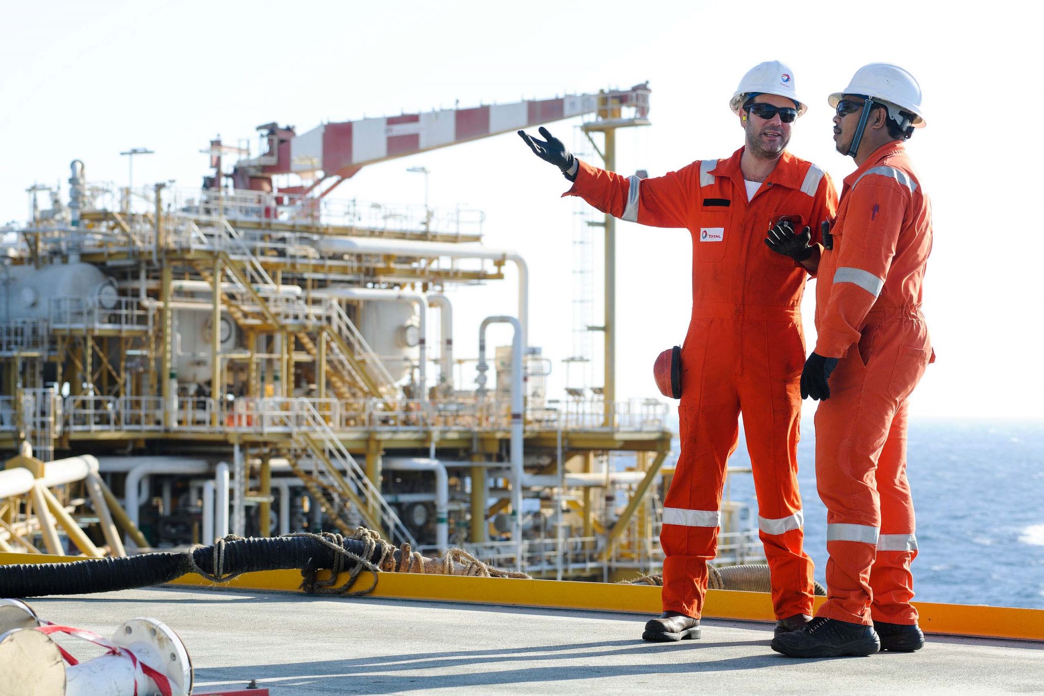 reportage photo offshore pour TotalEnergies au large du Qatar sur la plateforme de forage Paragon L1115. Photographe certifié Basic Offshore Safety Induction and Emergency Training.