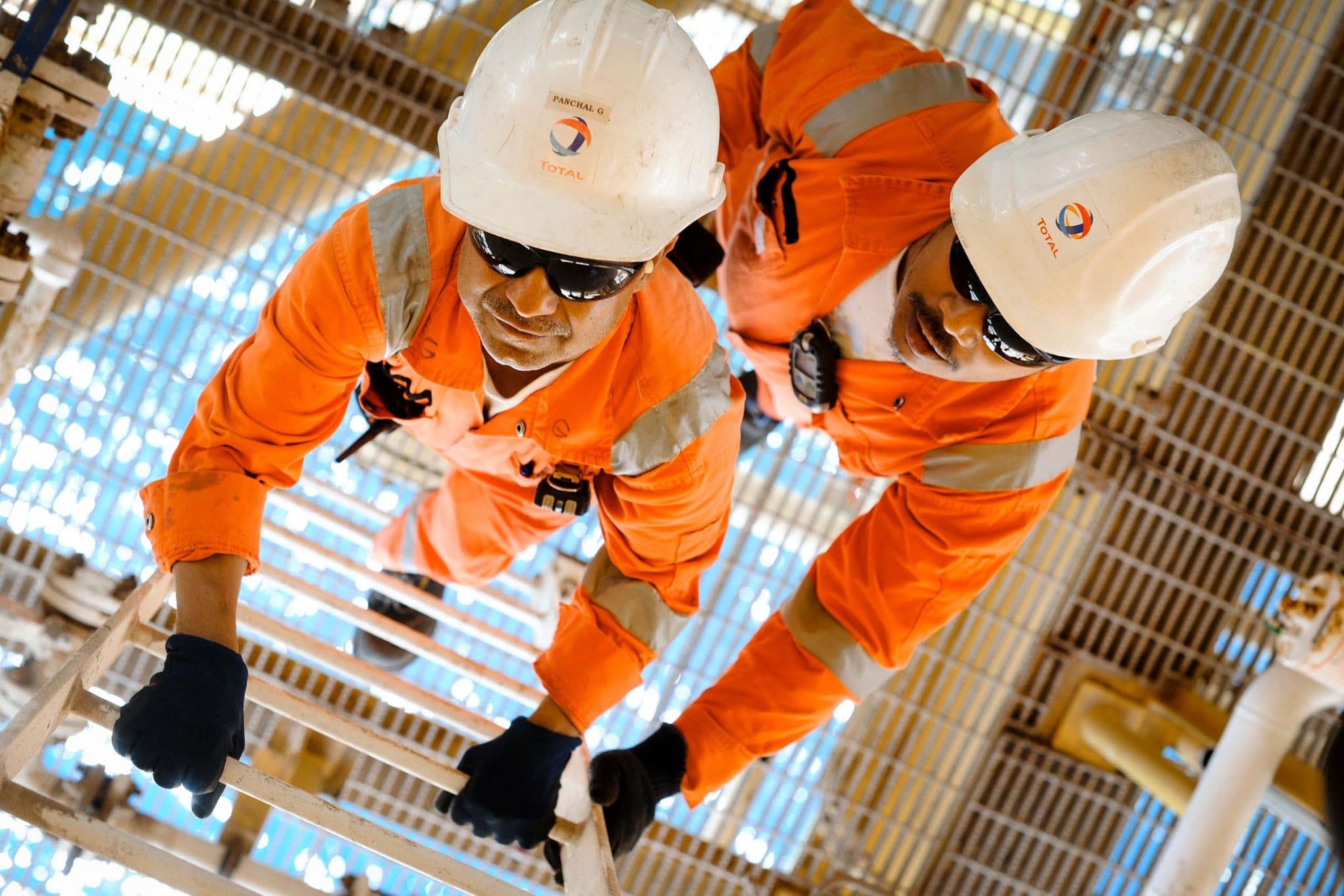 Reportage photo industriel sur les raffineries de Ras Laffan au Qatar pour TotalEnergies. Photographe industriel certifié Basic Offshore Safety Induction and Emergency Training.