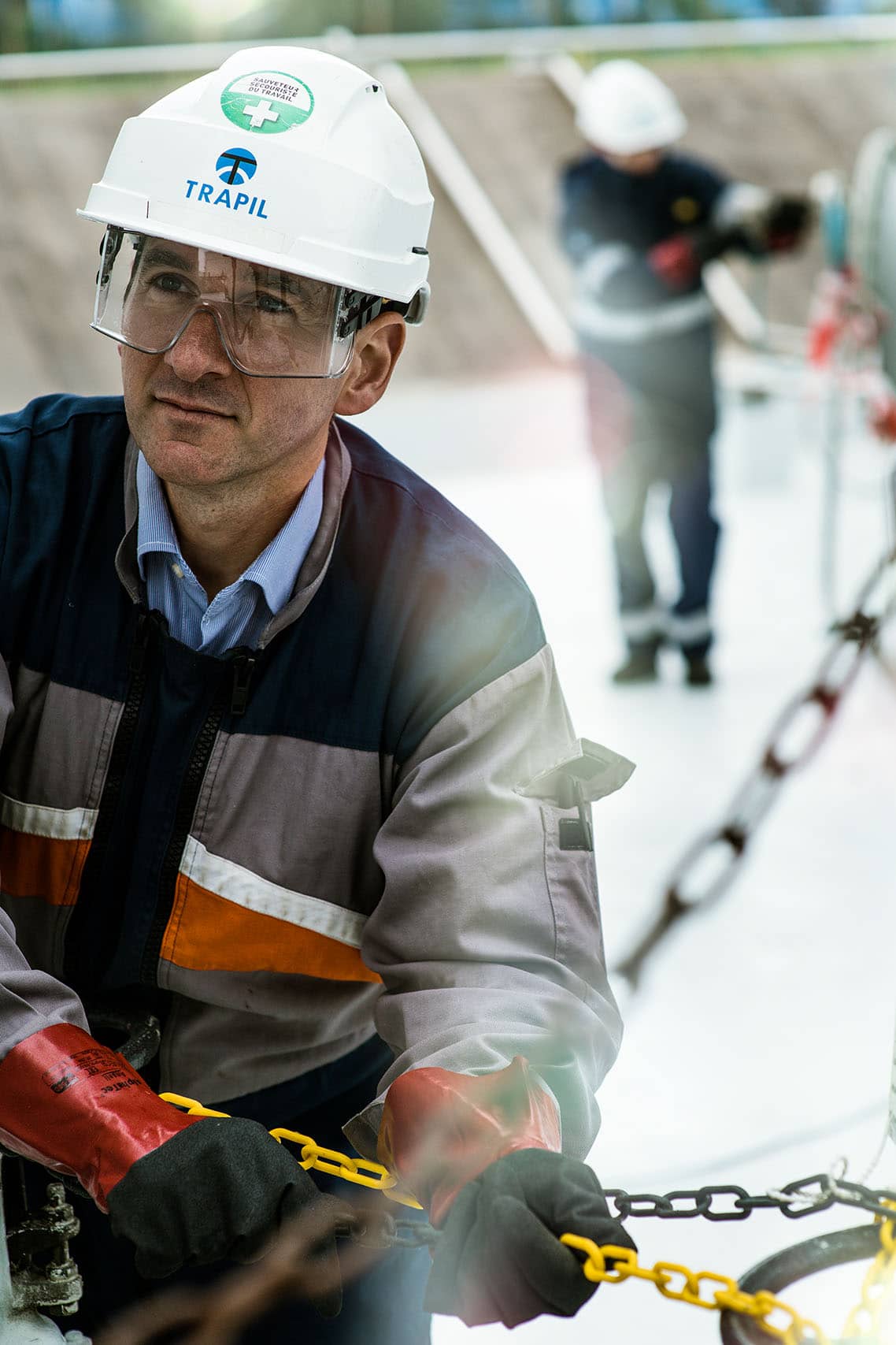 portrait d'un ingénieur en situation sur un réseau de transport d'hydrocarbures pour Trapil