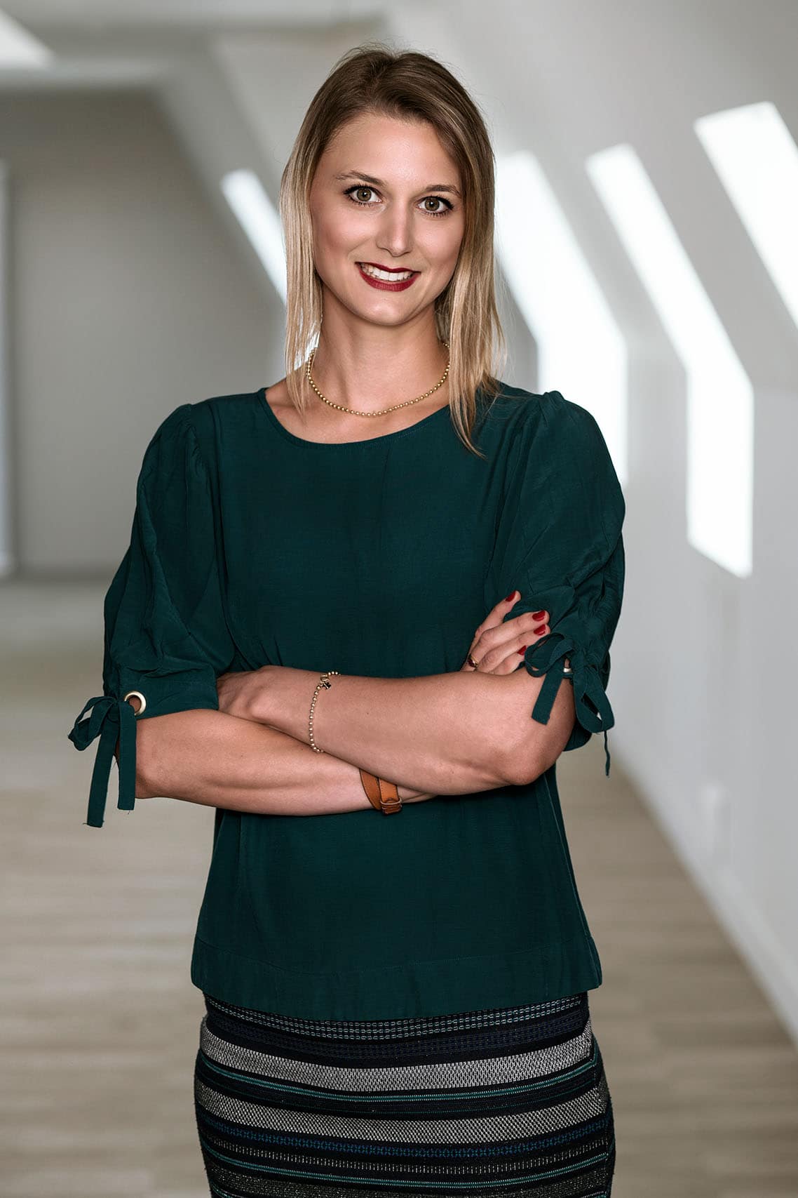 Photographe trombinoscope à Paris. Portrait en entreprise de Caroline ARCHAMBAULT pour le trombinoscope corporate de Cheuvreux