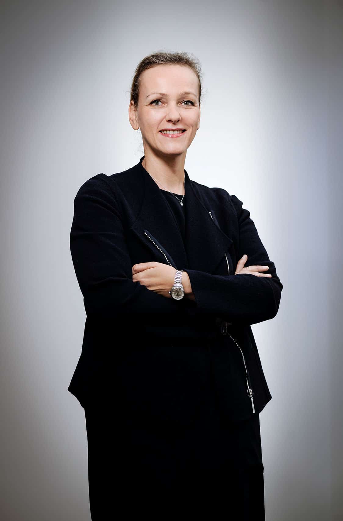 Photographe portraits et trombinoscope à Paris. Portrait de Sylvie Brisson pour le Club Med. trombinoscope corporate du comité de Direction