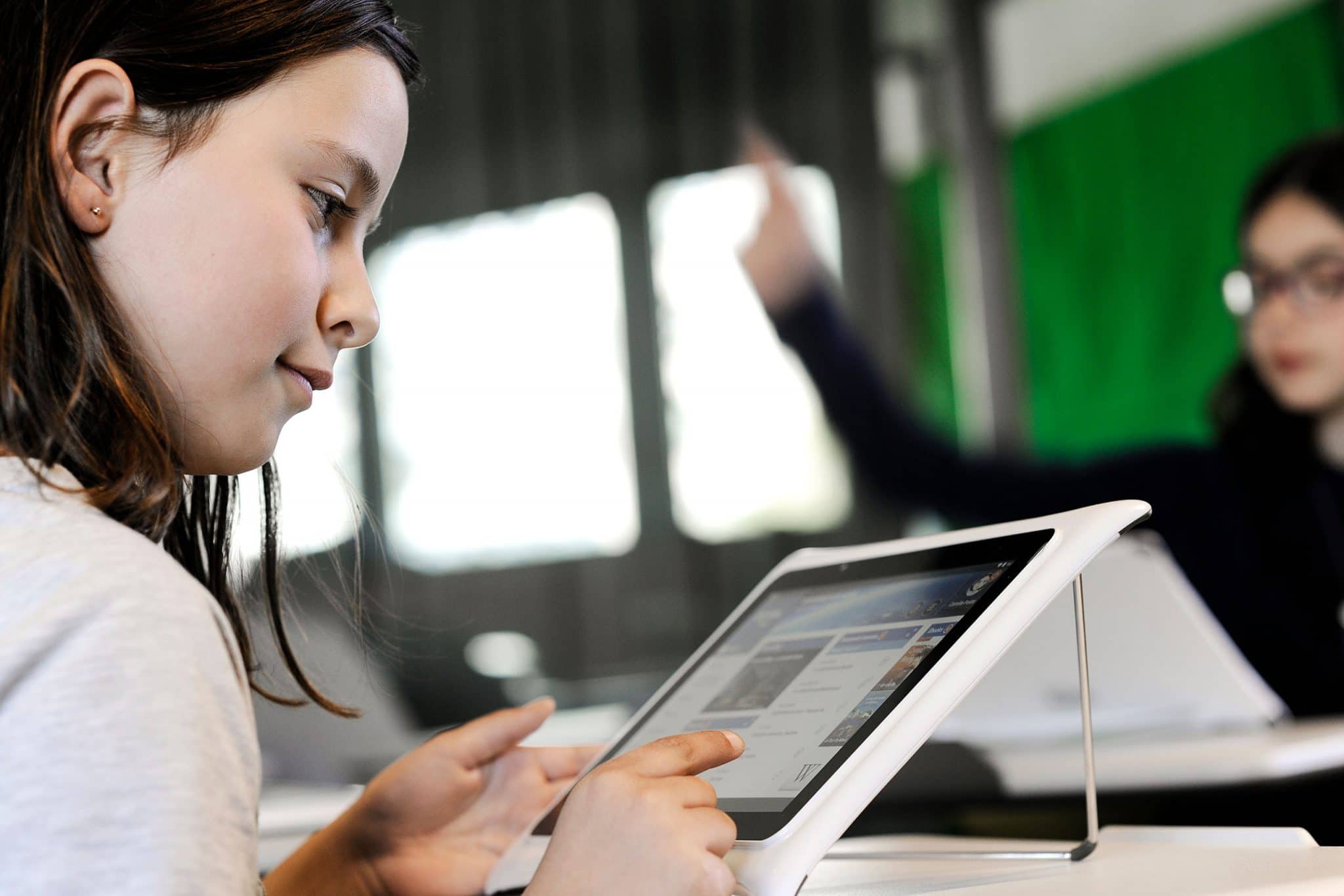 Élève utilisant la tablette numérique sqool dans la classe numérique de unowhy