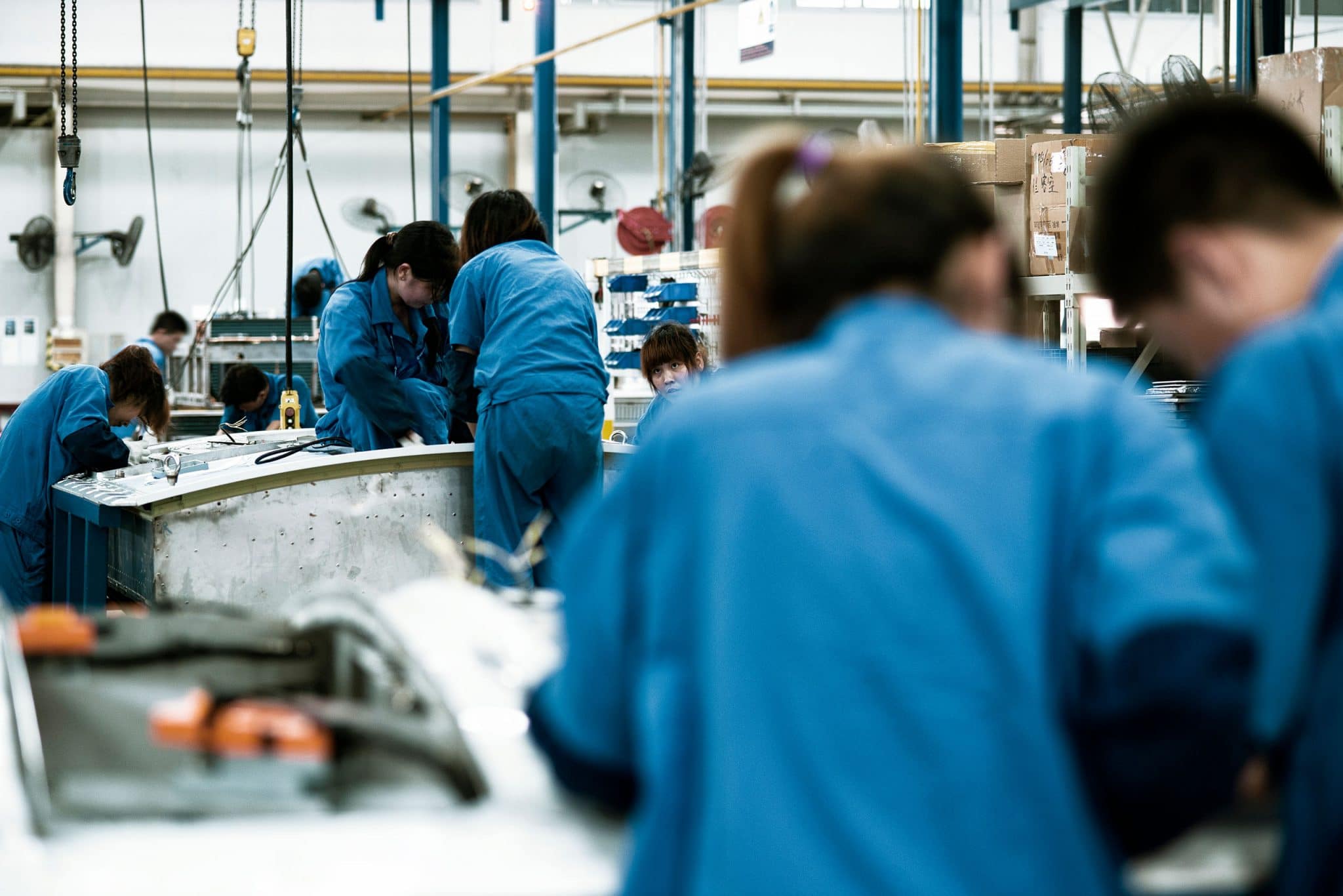 Ouvriers au travail dans l'usine de Wabtec Corporation à Shanghaï