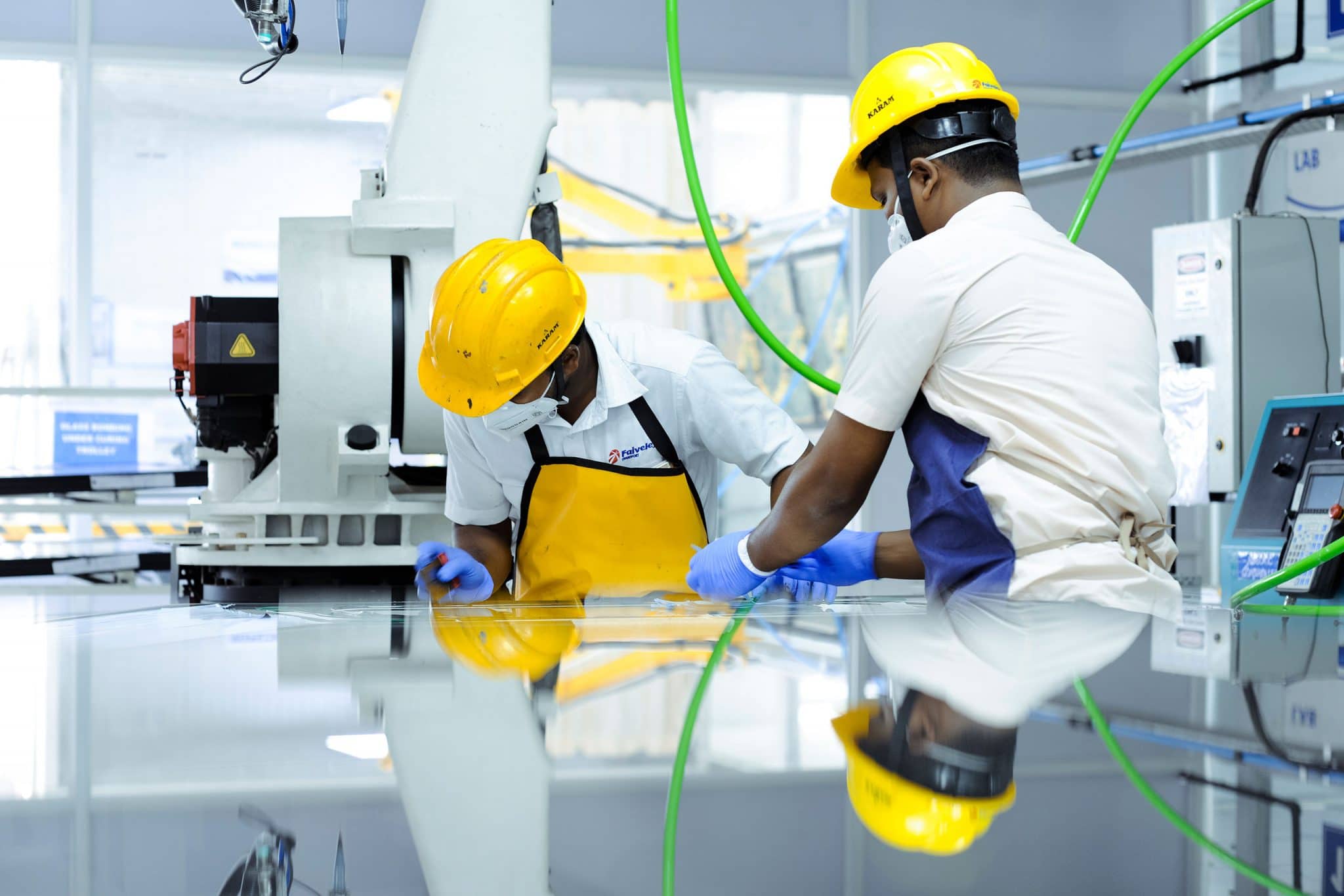 Des ouvriers du groupe industriel WABTEC dans l'environnement hight tech de l'usine d'Hosur en Inde