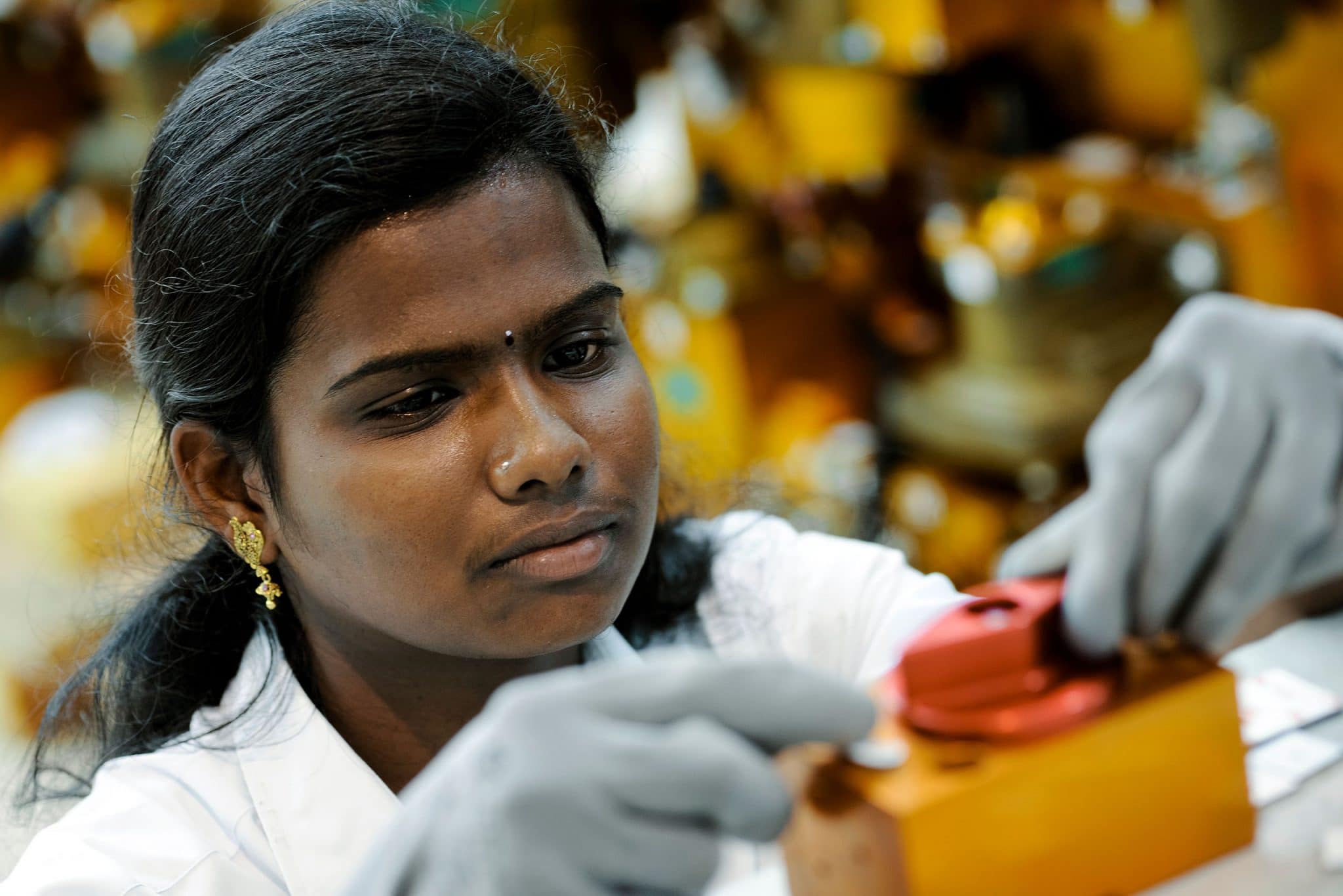 portrait d'une ouvrière au travail dans l'usine Wabtec d'Hosur en Inde