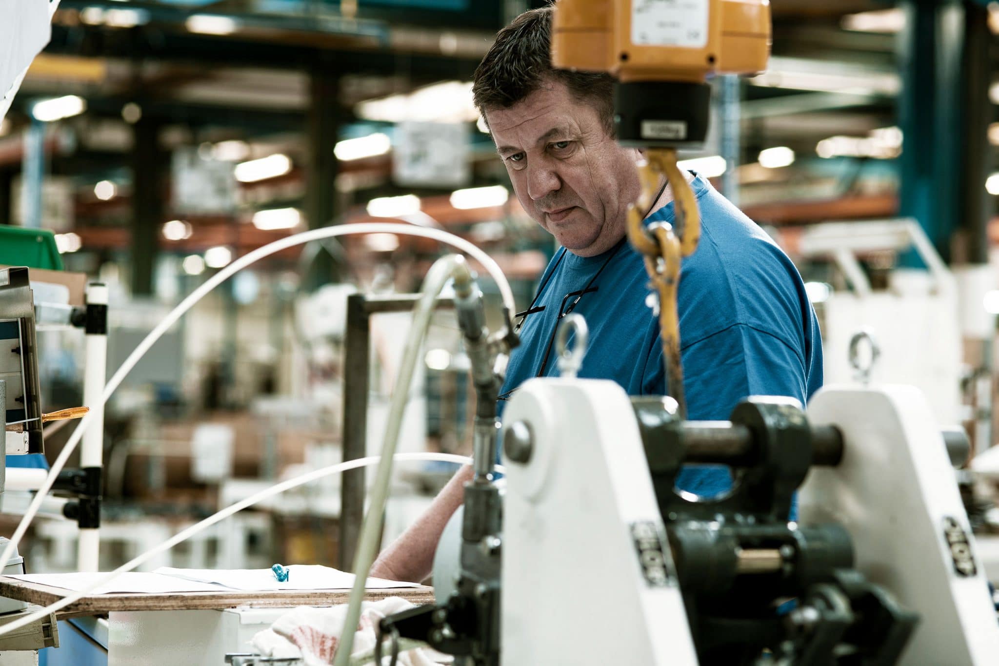 WABTEC france ouvrier au travail dans une usine du groupe