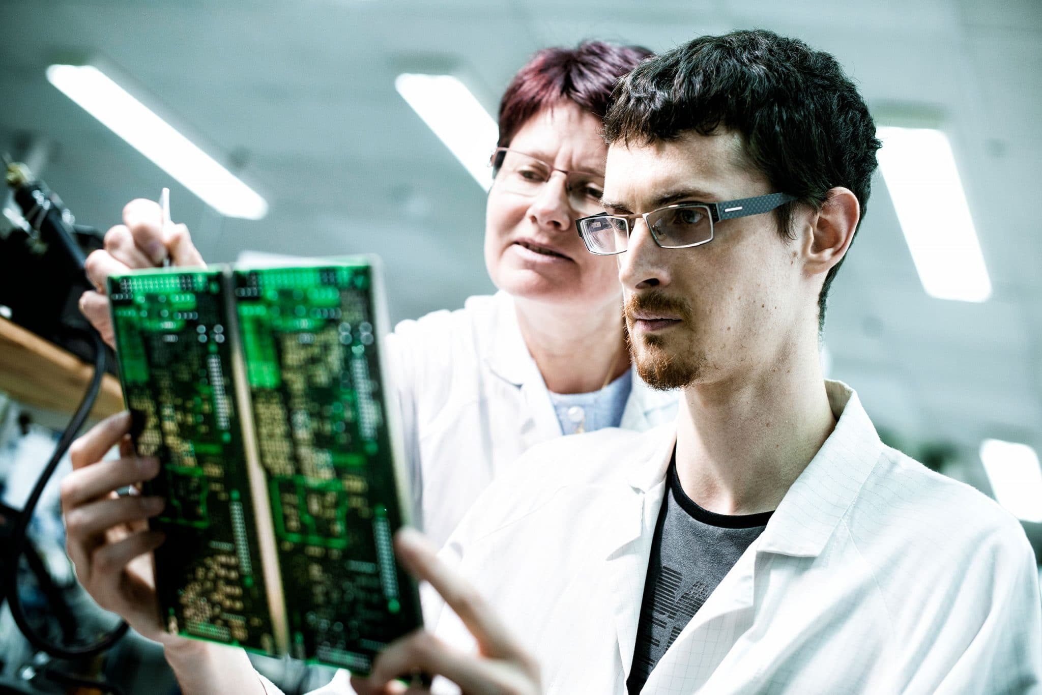 Contrôle qualité de circuits imprimés dans un laboratoire du groupe Wabtec en Allemagne