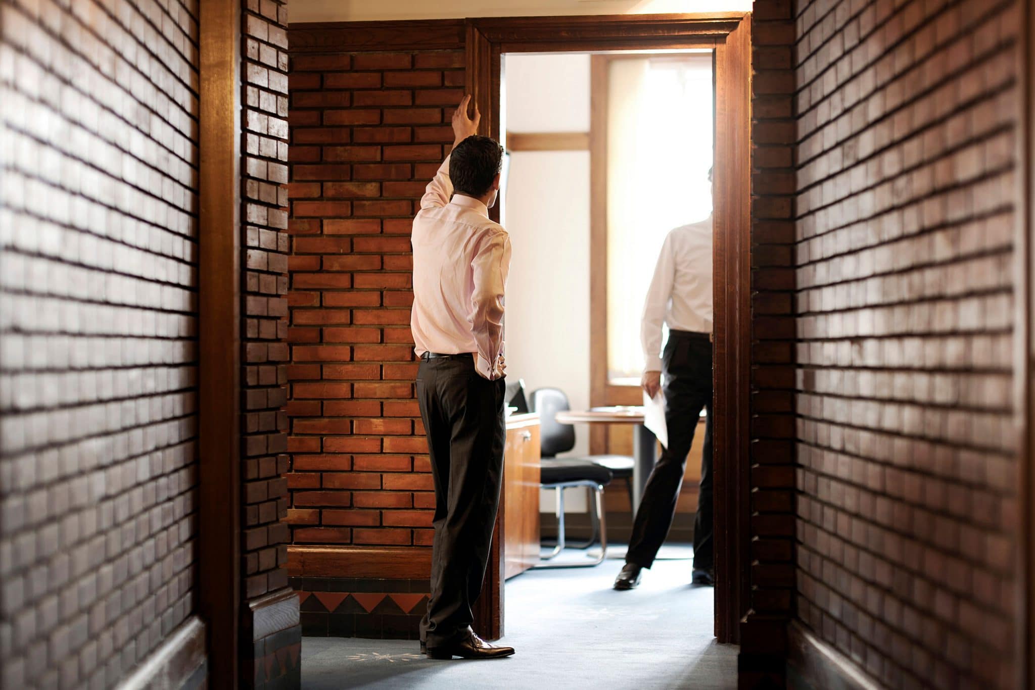 Photo d'ambiance corporate illustarnt une discussion dans les locaux de la Compagnie financière Edmond de Rothschild. reportage du photographe corporate Patrick Sordoillet