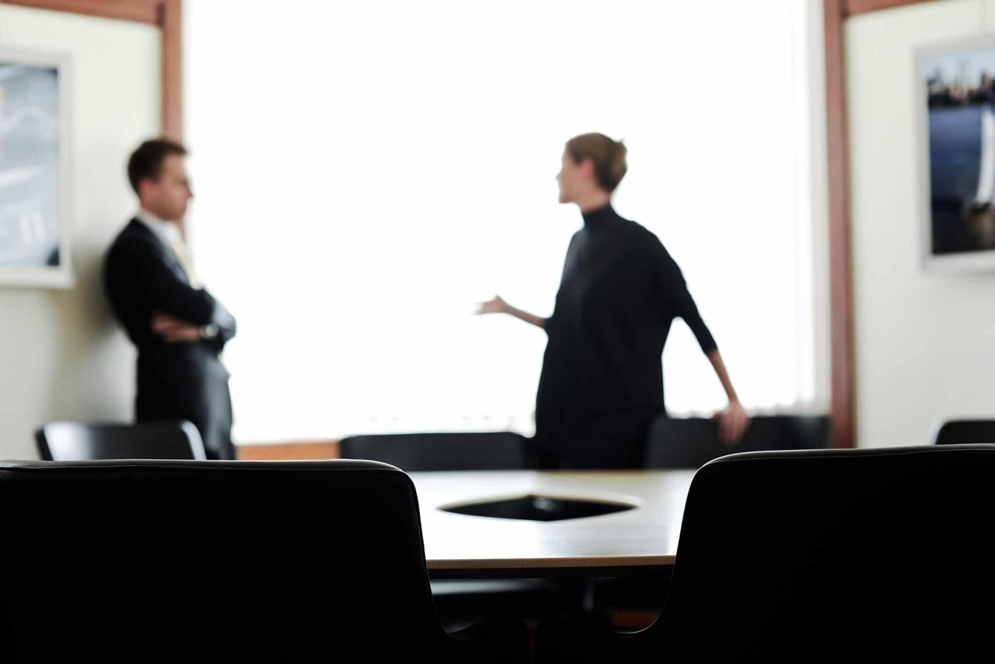 photo d'ambiance dans une salle de réunion de la Compagnie financière Edmond de Rothschild